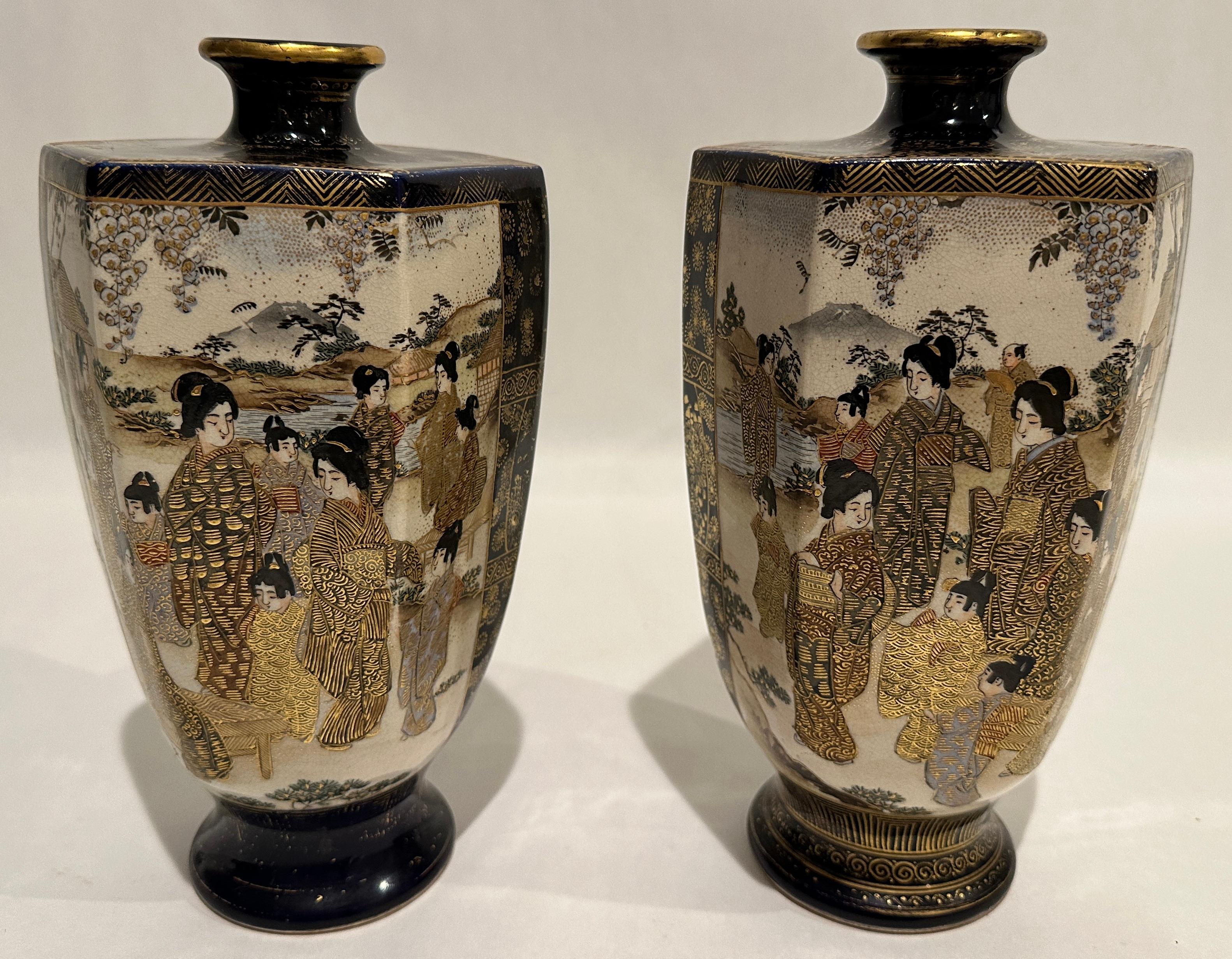 Paar japanische Satsuma-Vasen mit blauem Grund (Meiji-Periode) im Angebot