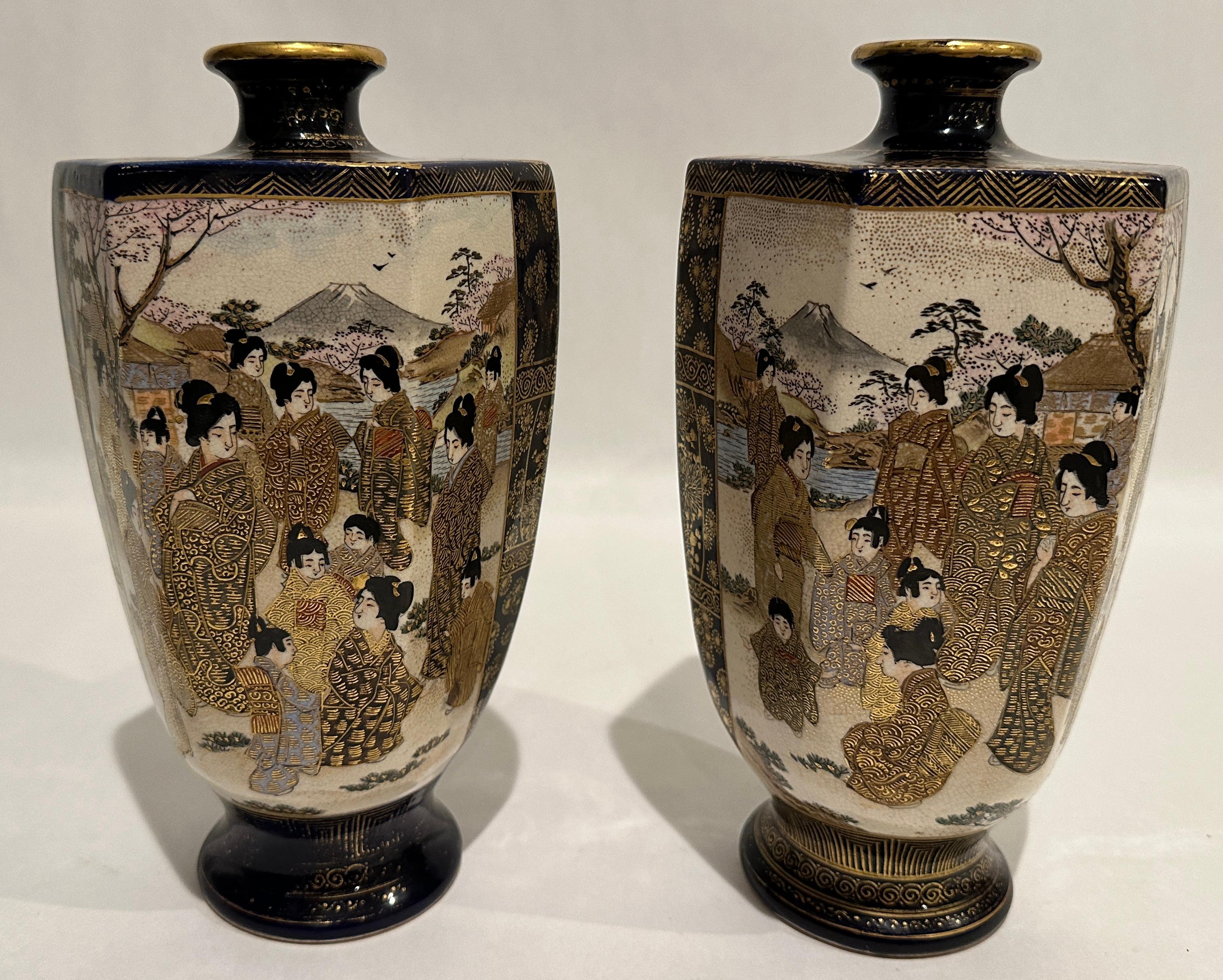 Paar japanische Satsuma-Vasen mit blauem Grund (Japanisch) im Angebot