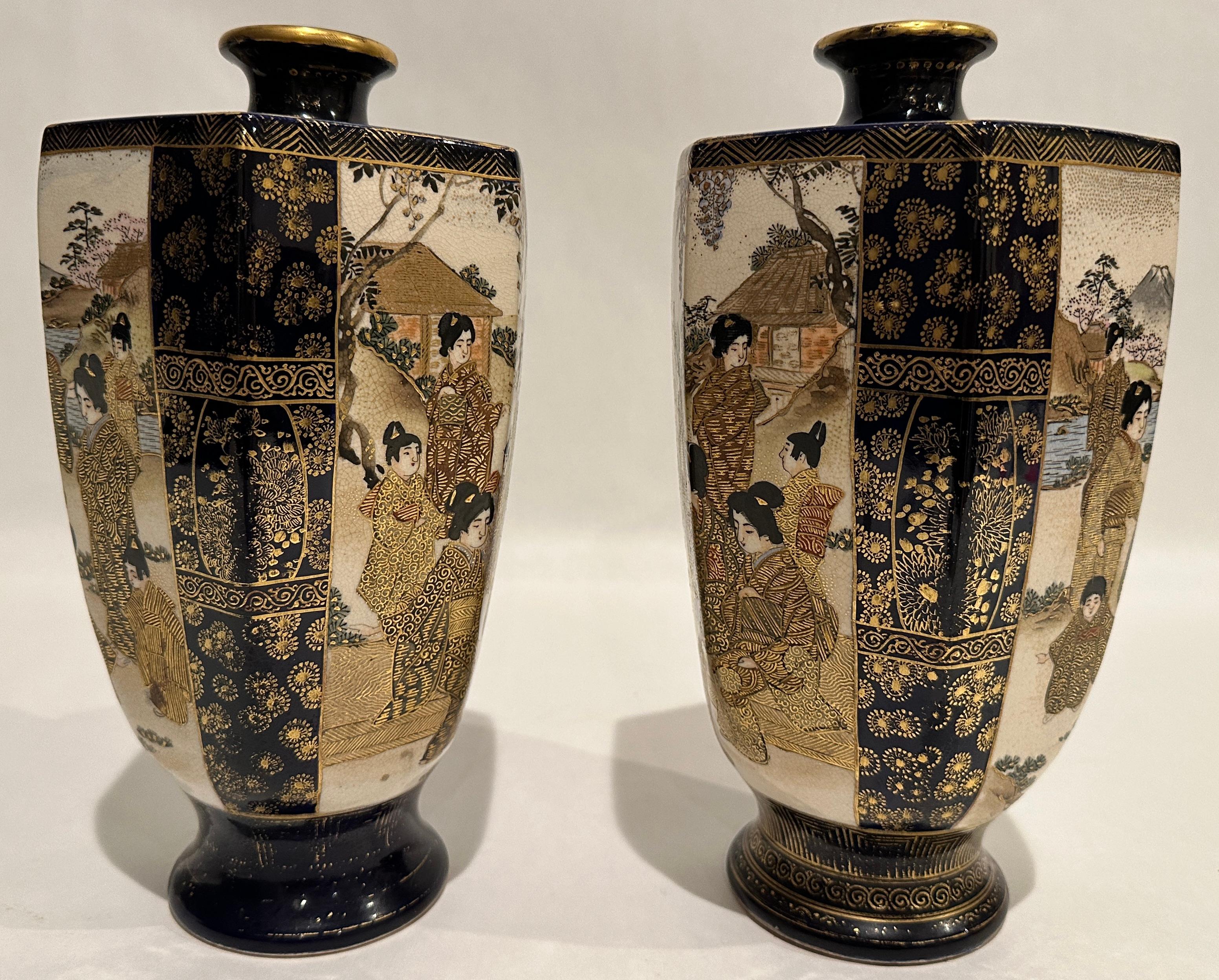 Japonais Paire de vases japonais Satsuma à fond bleu en vente