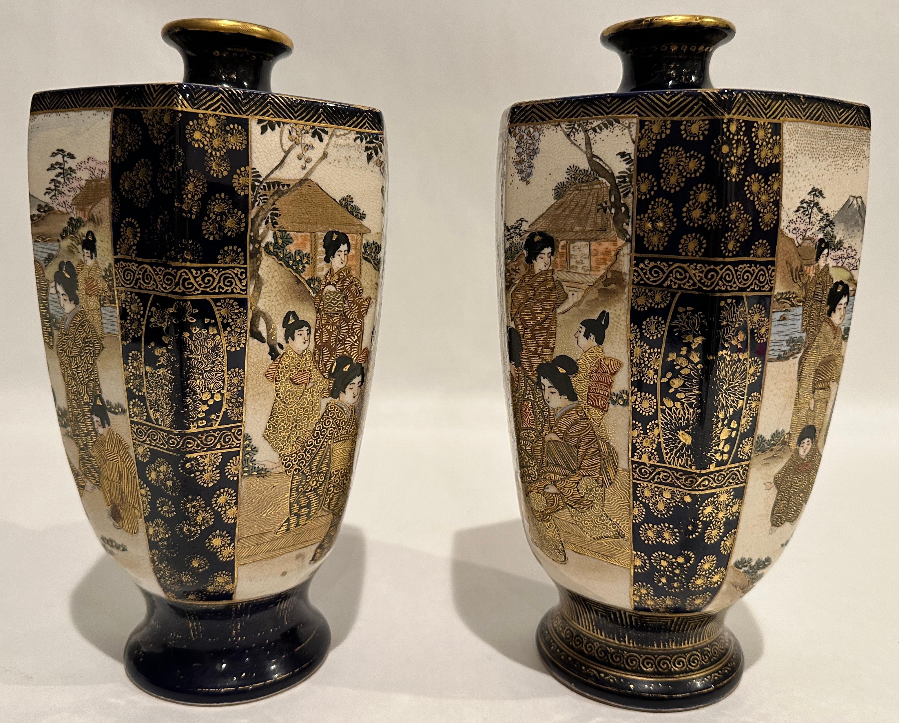 Paar japanische Satsuma-Vasen mit blauem Grund (Vergoldet) im Angebot