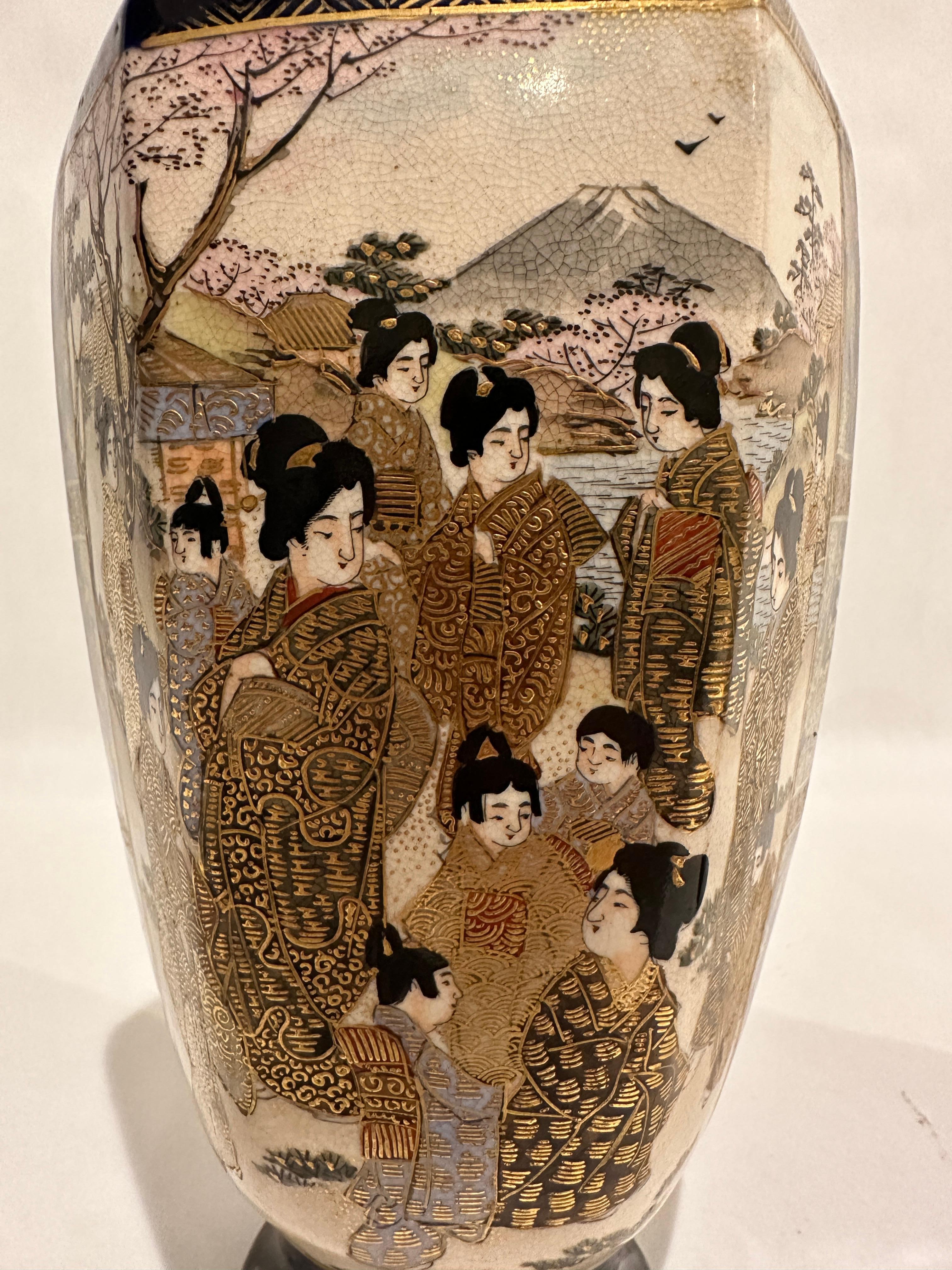 XIXe siècle Paire de vases japonais Satsuma à fond bleu en vente