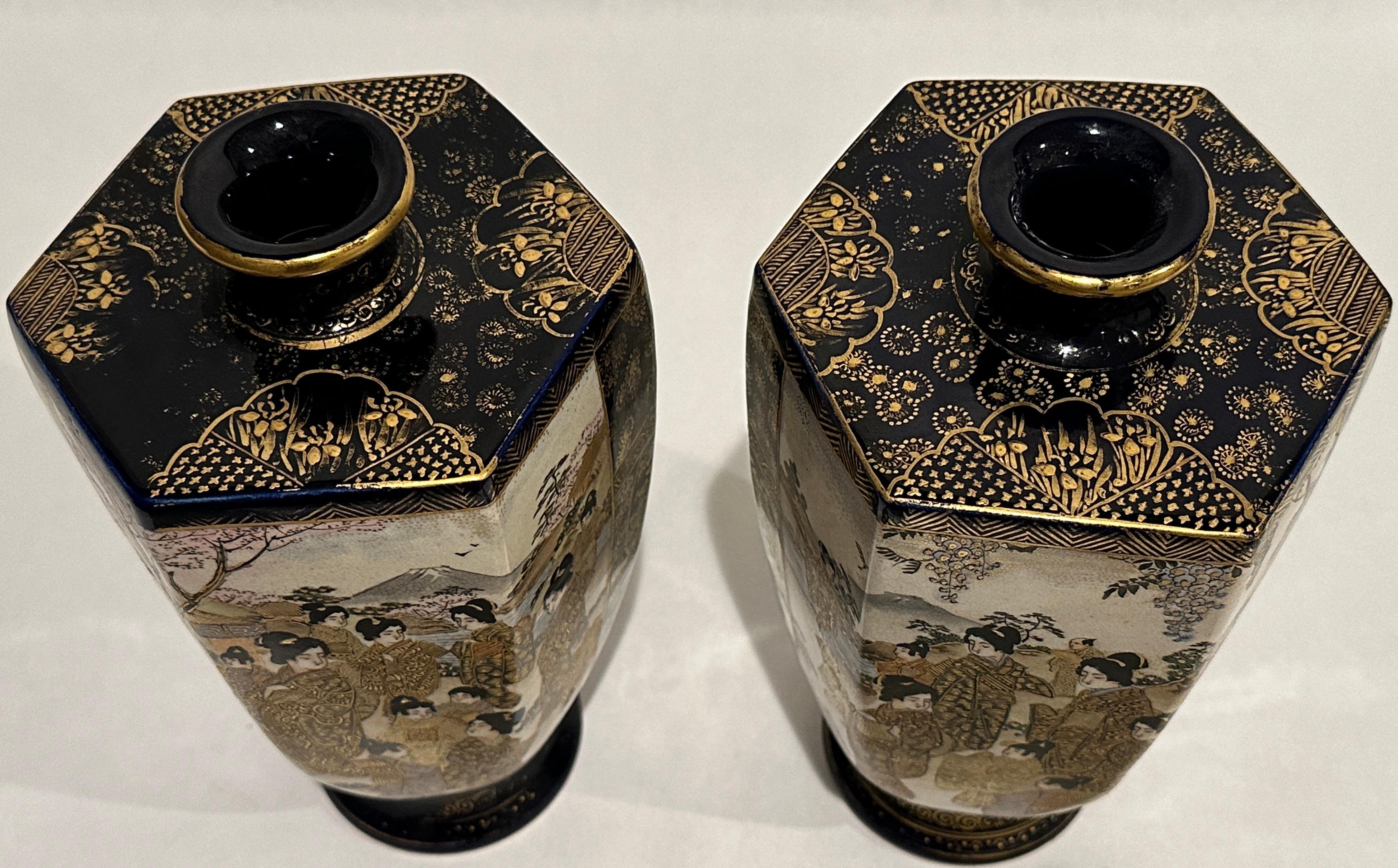Paire de vases japonais Satsuma à fond bleu en vente 1