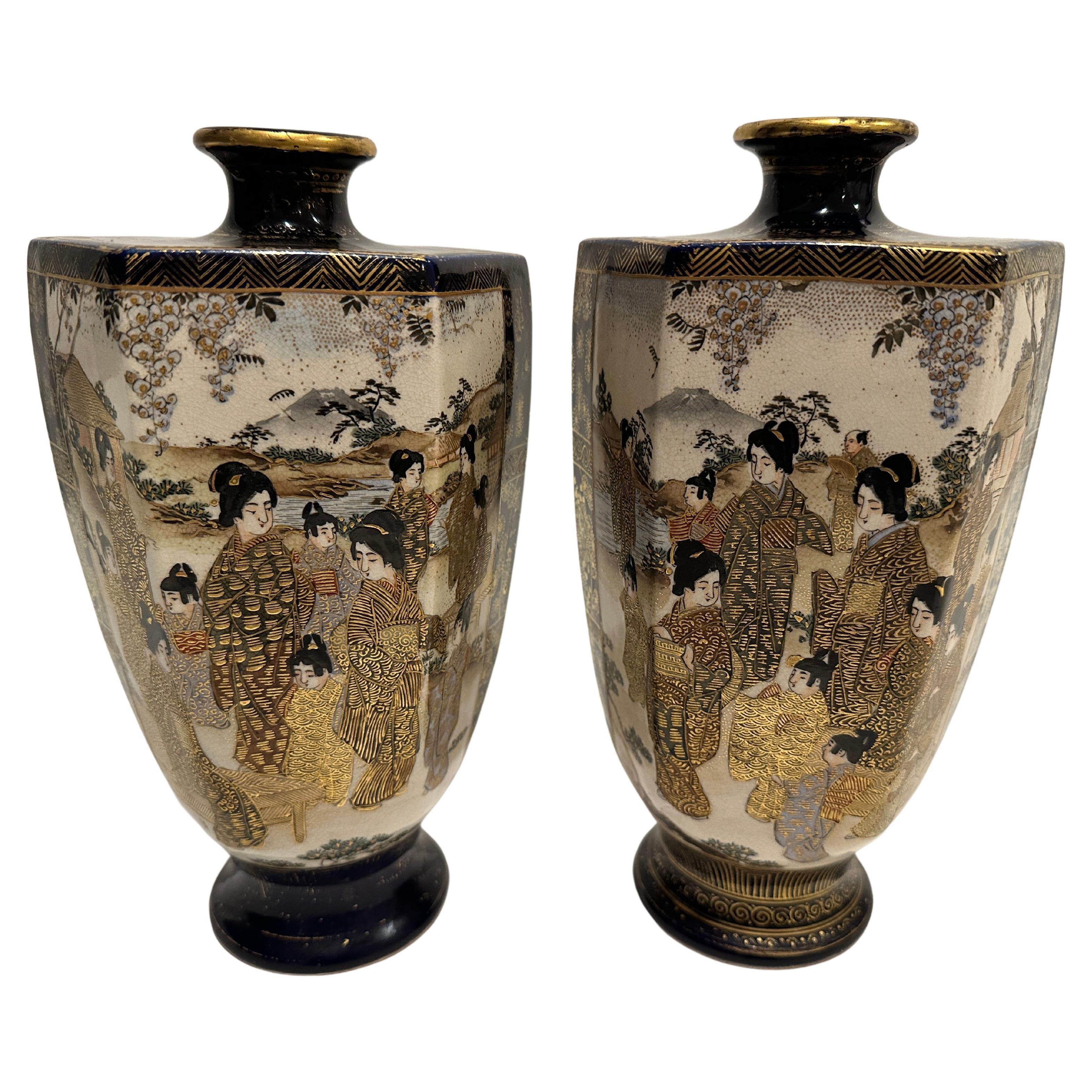 Paire de vases japonais Satsuma à fond bleu