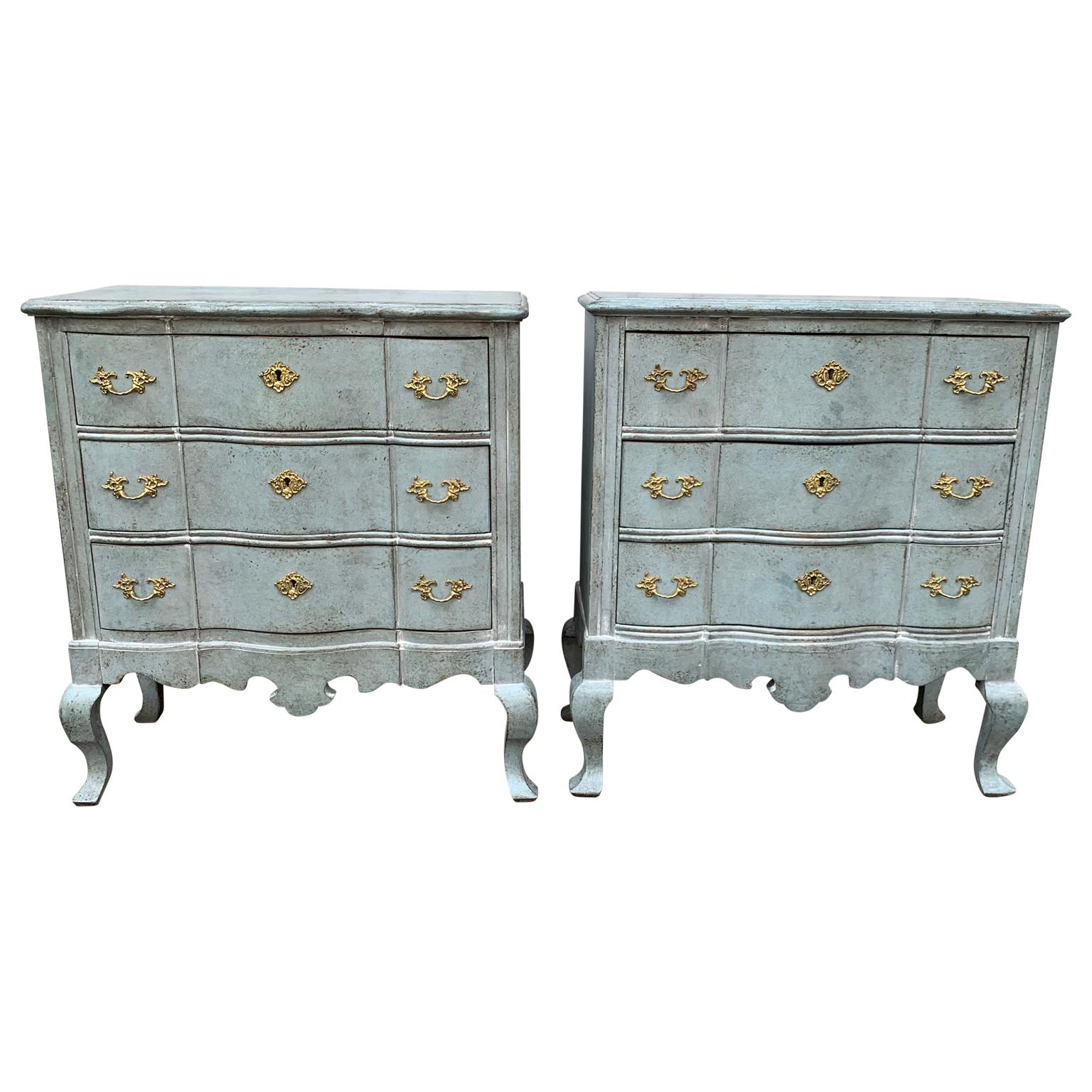 Pair of blue Gustavian style painted Rococo style chests of drawers.

EUR 175 delivery to most areas of London UK, The Netherlands, Belgium, Denmark, Sweden and Northern Germany.
