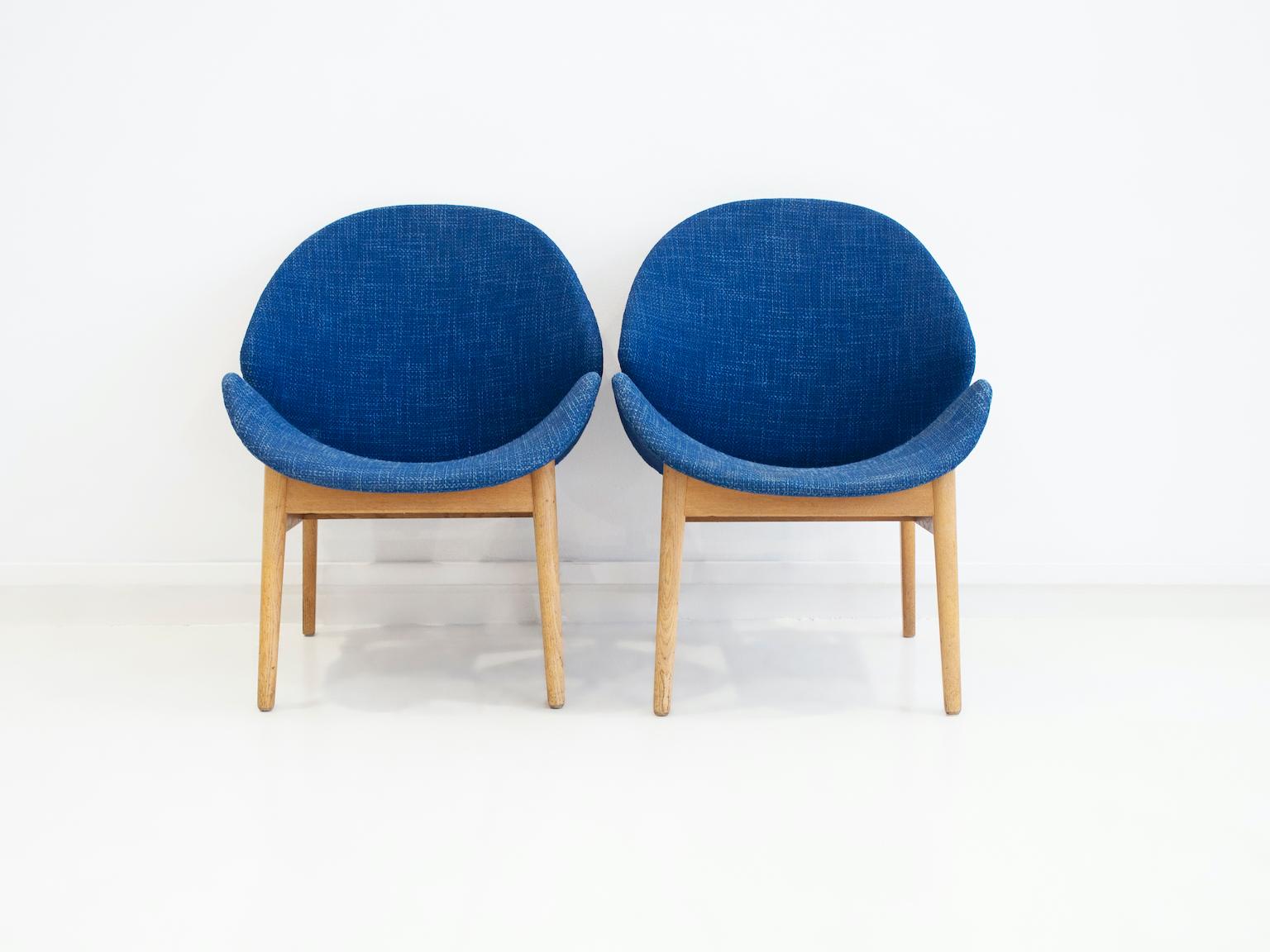 Pair of chairs designed by Hans Olsen in 1955 with oak frame, seat and back made of bentwood, upholstered in blue wool. Manufactured by N. A. Jørgensens Møbelfabrik, model 134/55.