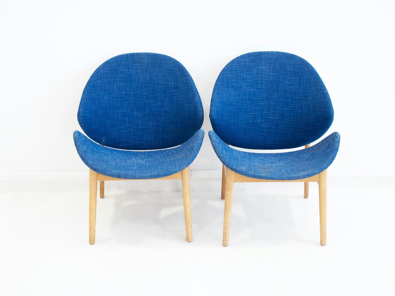Scandinavian Modern Pair of Blue Hans Olsen Model 134 Oak Chairs For Sale