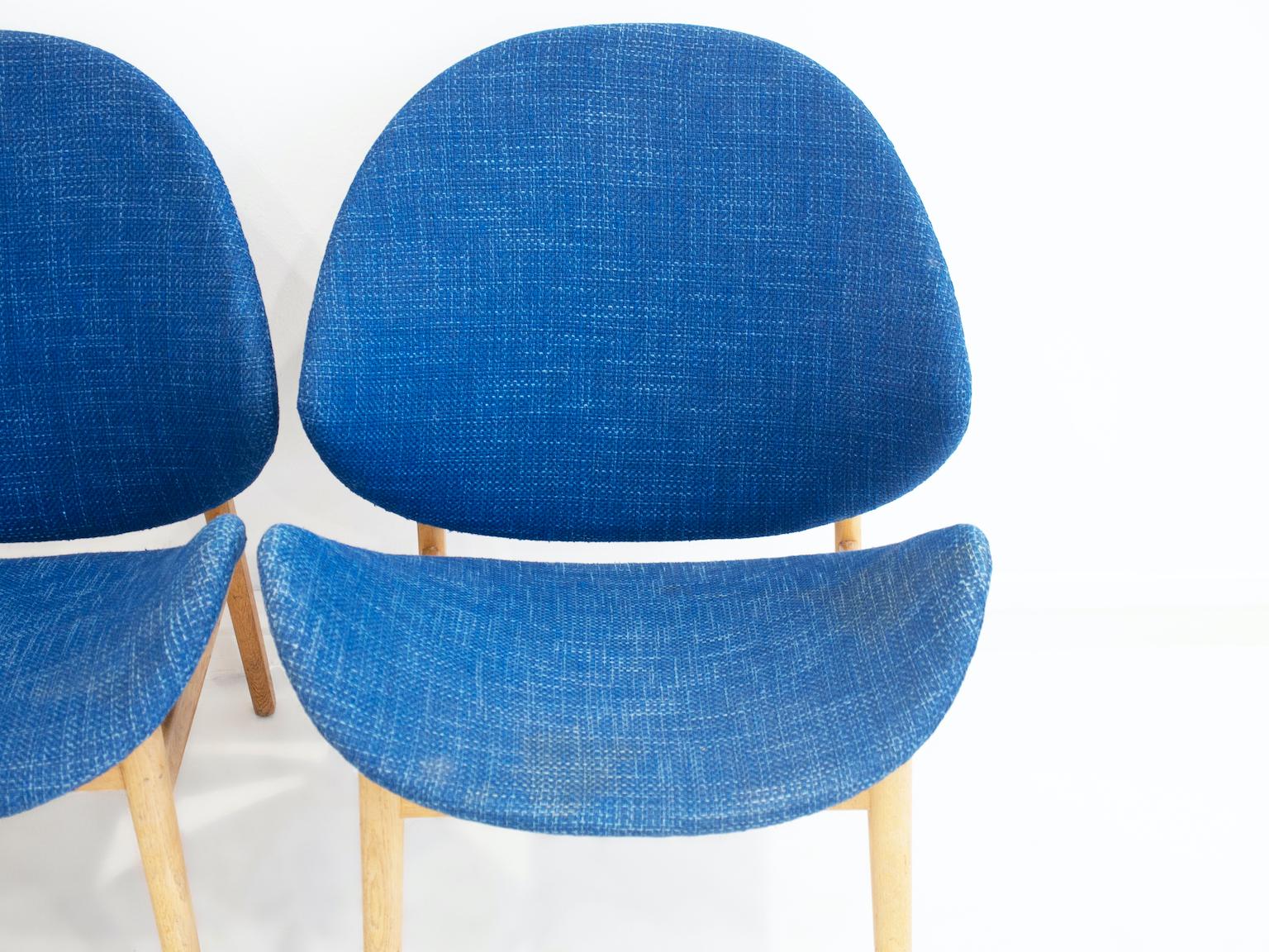 Paar blaue Hans Olsen Modell 134 Eichenholzstühle, Paar (Dänisch) im Angebot