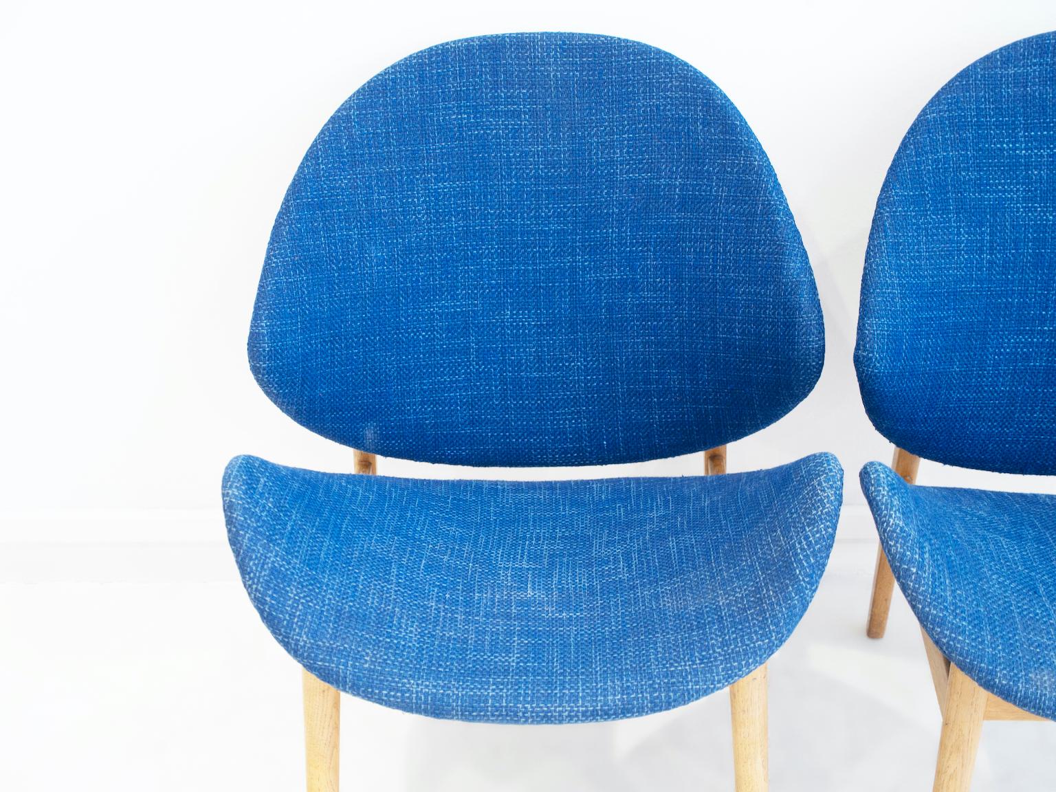 Pair of Blue Hans Olsen Model 134 Oak Chairs In Good Condition For Sale In Madrid, ES