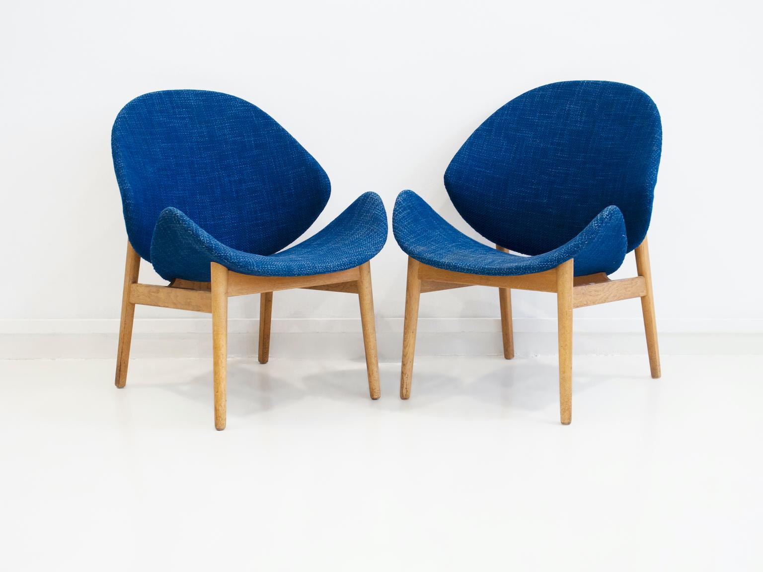 Paar blaue Hans Olsen Modell 134 Eichenholzstühle, Paar (20. Jahrhundert) im Angebot