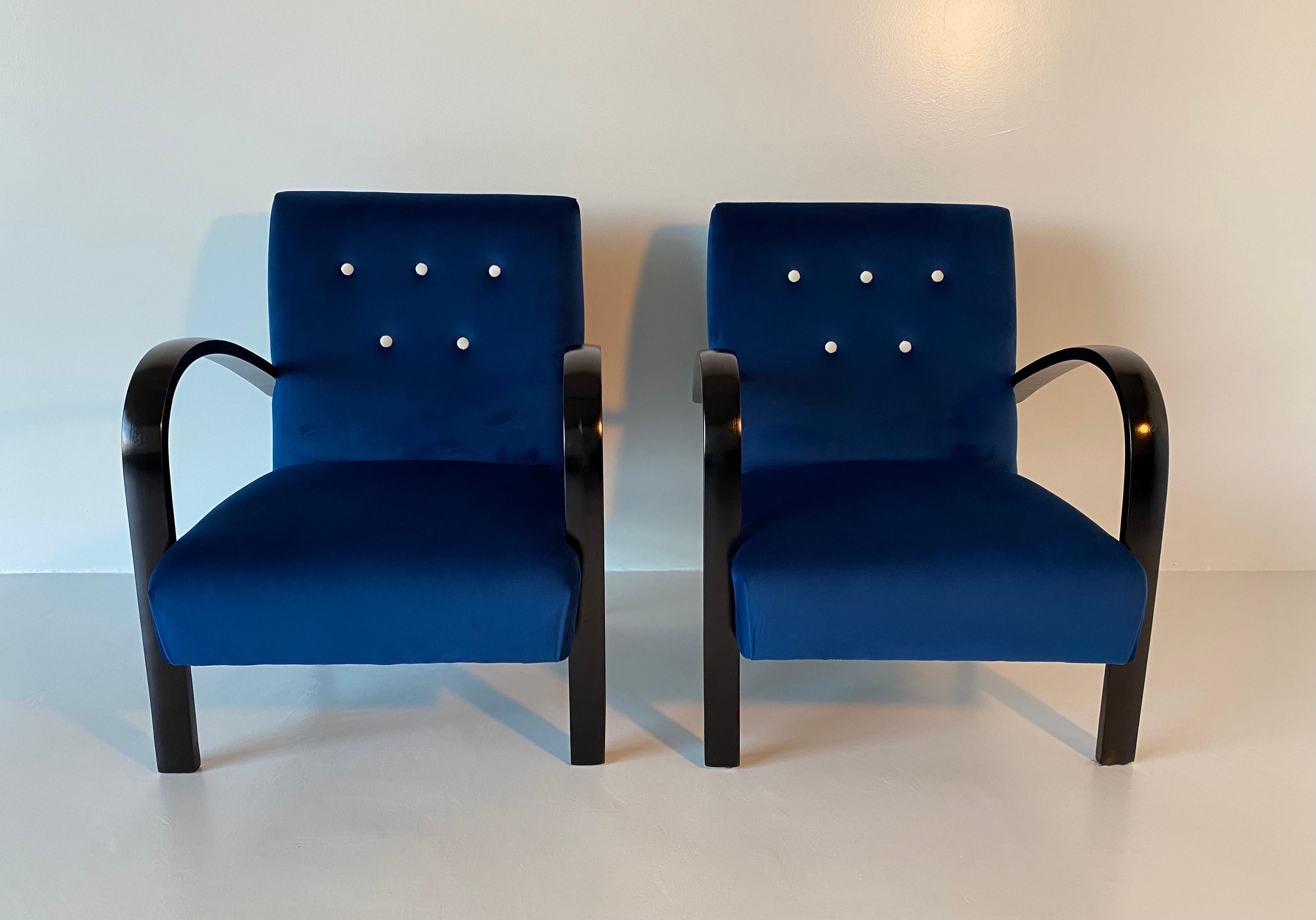 These elegant armchairs were produced in the 1930s in Italy.
The armrests and feet are in black lacquered solid walnut.
Fabric and upholstery are new.
Fully restored.