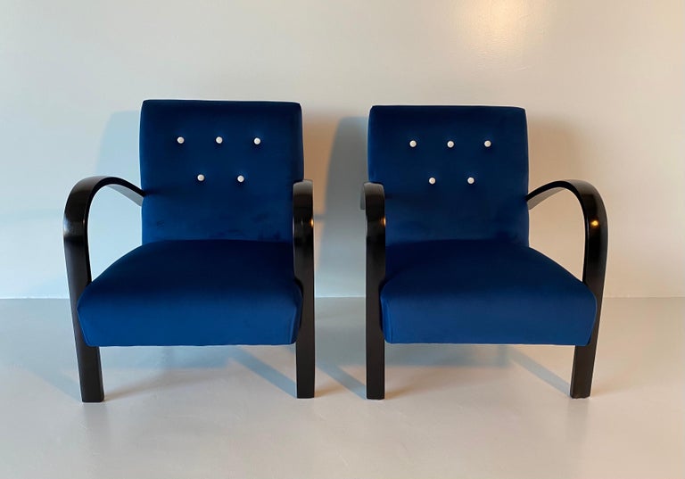 These elegant armchairs were produced in the 1930s in Italy.
The armrests and feet are in black lacquered solid walnut.
Fabric and upholstery are new.
Fully restored.
