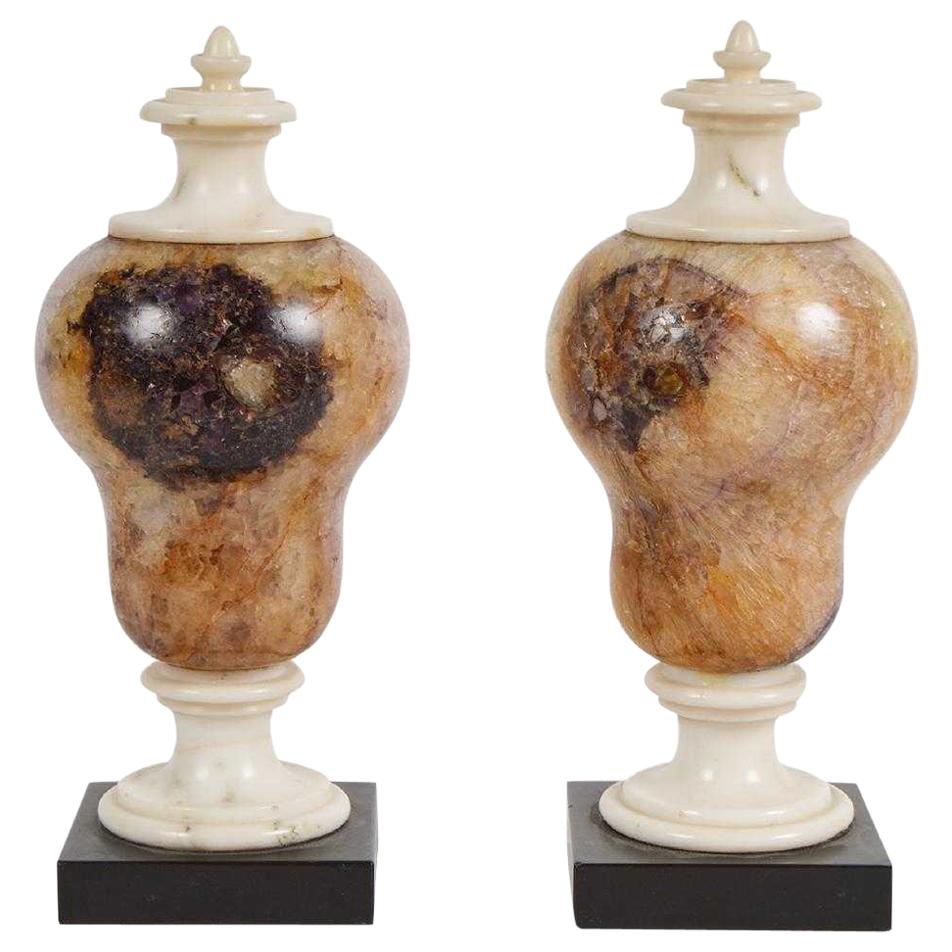 Paire d'urnes décoratives en fluorine bleue John en vente