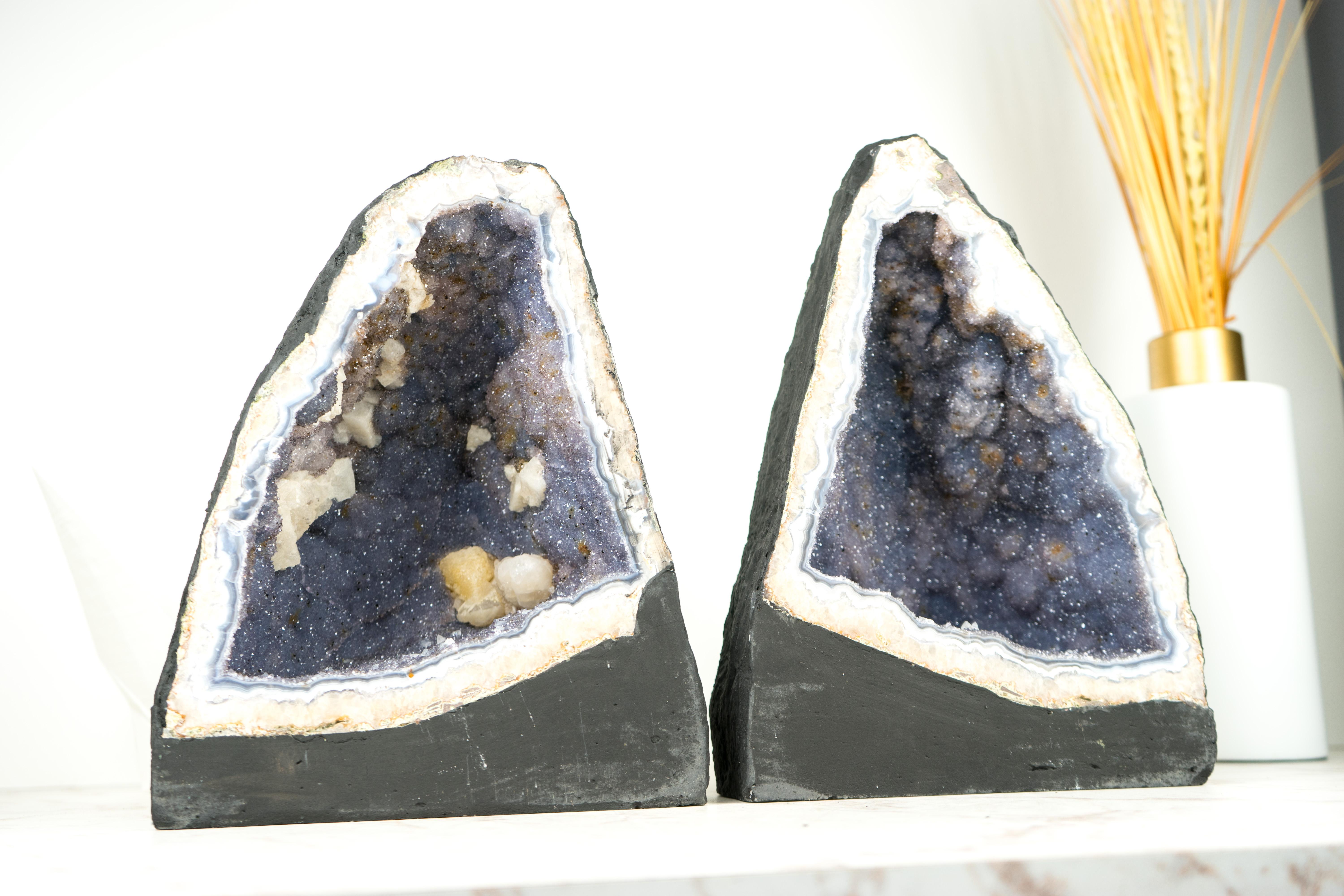 Pair of Blue Lace Agate Geodes with Lavender Amethyst Druzy, Rare Sparkly Geodes In New Condition For Sale In Ametista Do Sul, BR