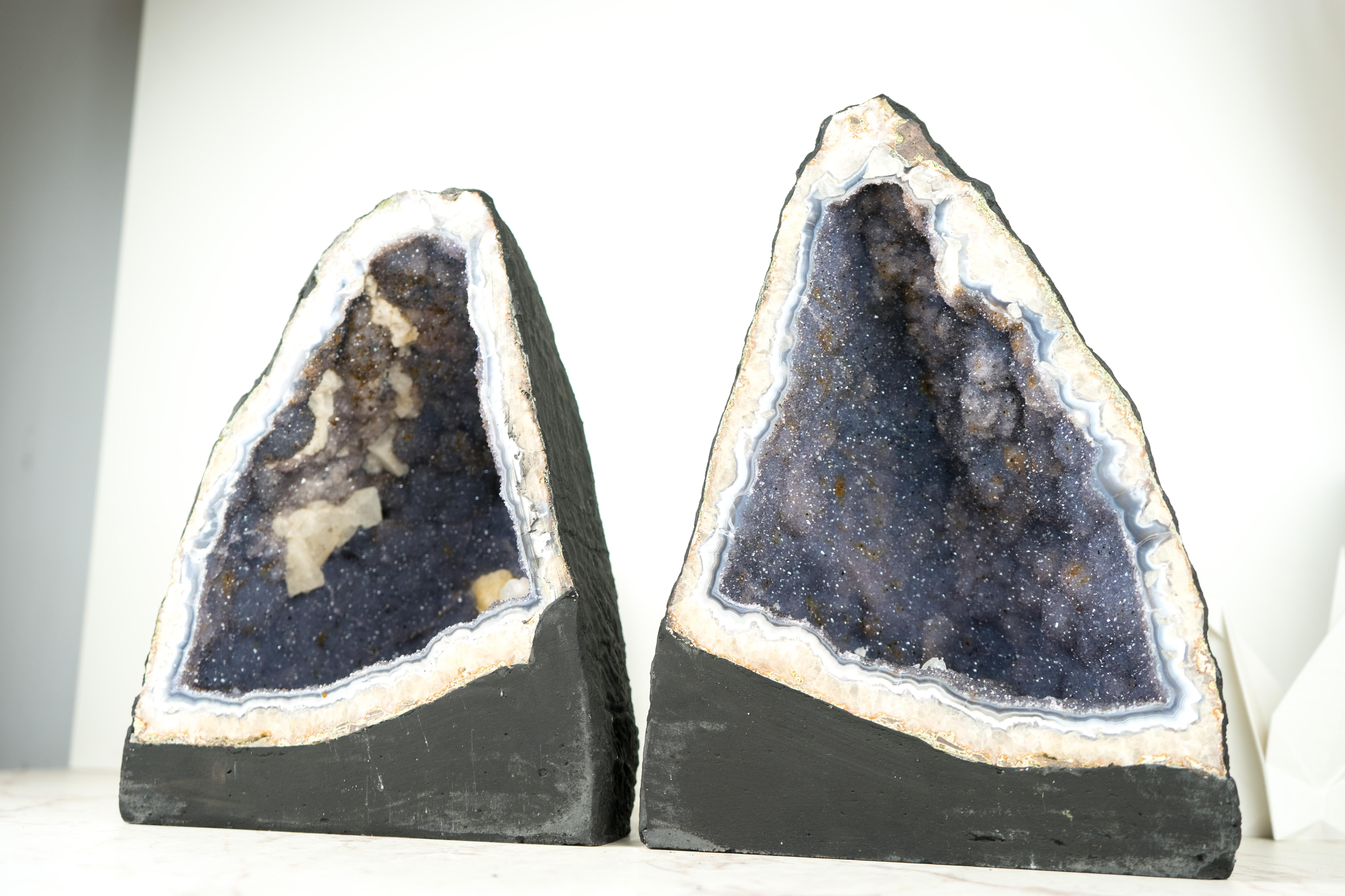 Pareja de Geodas de Ágata Azul Encaje con Drusa Amatista Lavanda, Raras Geodas Brillantes Siglo XXI y contemporáneo en venta