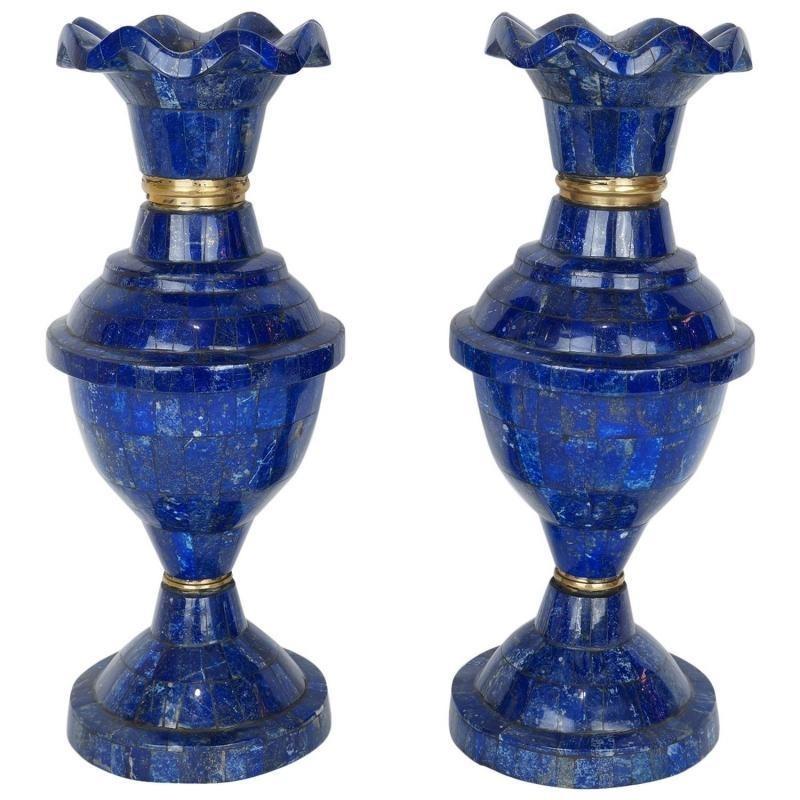 Coppia di vasi alti in lapislazzuli blu e bronzo con sommità svasata, ciascuno di 14 1/2 per 5 1/2 pollici.