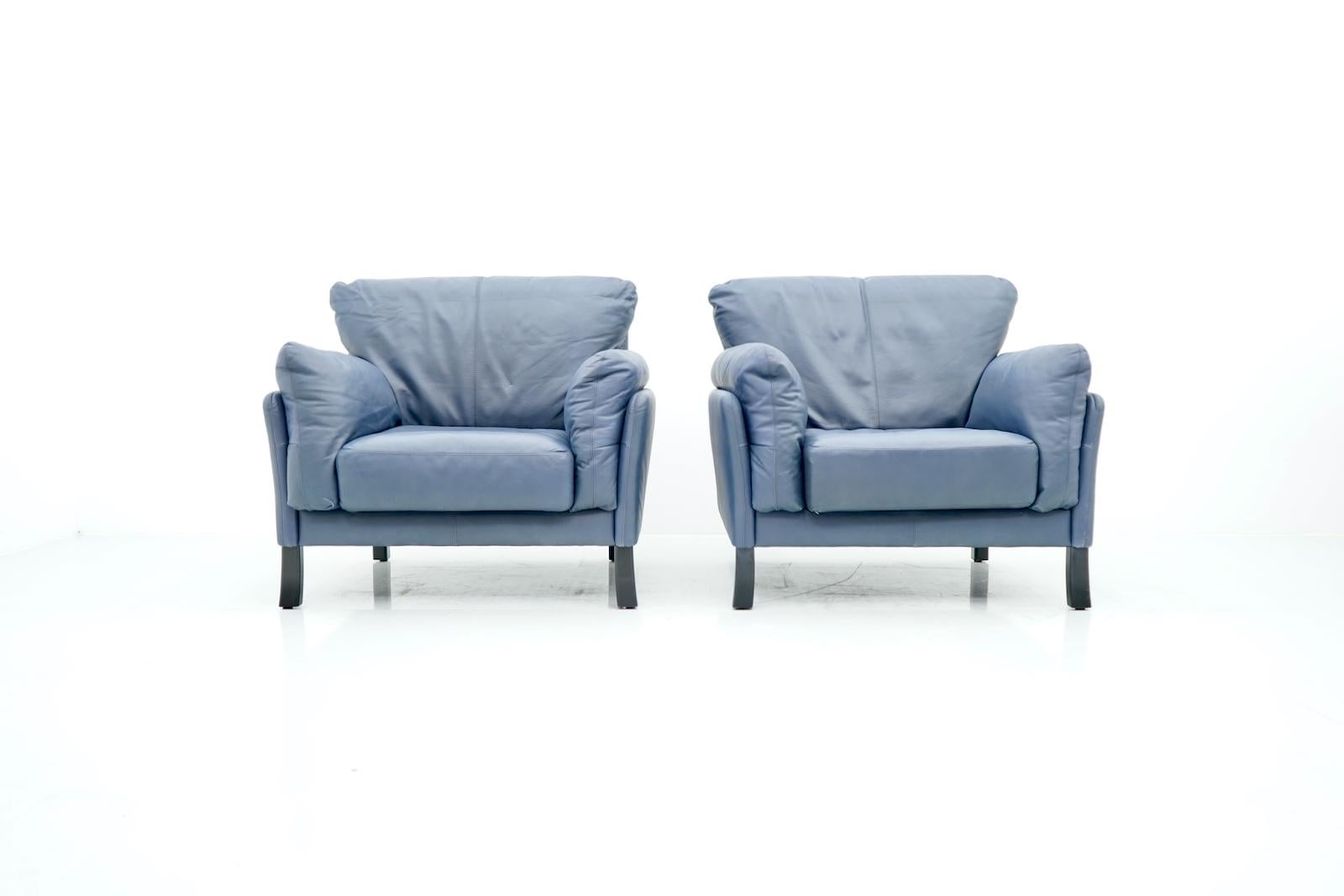 Modern Pair of Blue Leather Lounge Chairs by Dreipunkt International For Sale