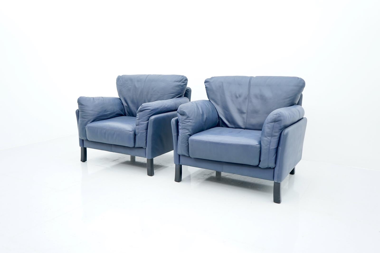 German Pair of Blue Leather Lounge Chairs by Dreipunkt International For Sale