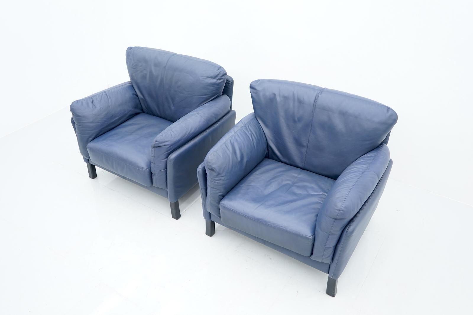Pair of Blue Leather Lounge Chairs by Dreipunkt International In Good Condition For Sale In Frankfurt / Dreieich, DE