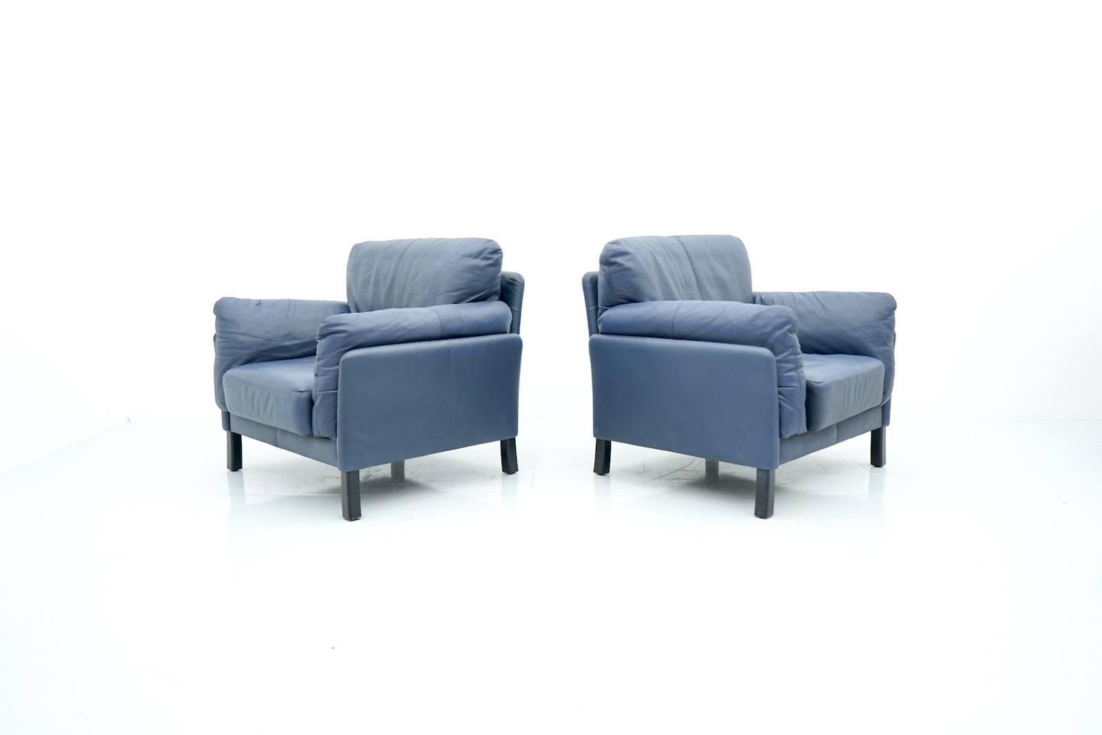 Late 20th Century Pair of Blue Leather Lounge Chairs by Dreipunkt International For Sale