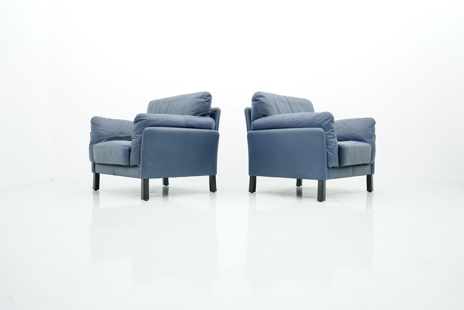 Pair of Blue Leather Lounge Chairs by Dreipunkt International For Sale 1