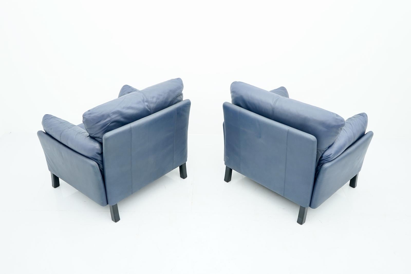 Pair of Blue Leather Lounge Chairs by Dreipunkt International For Sale 2