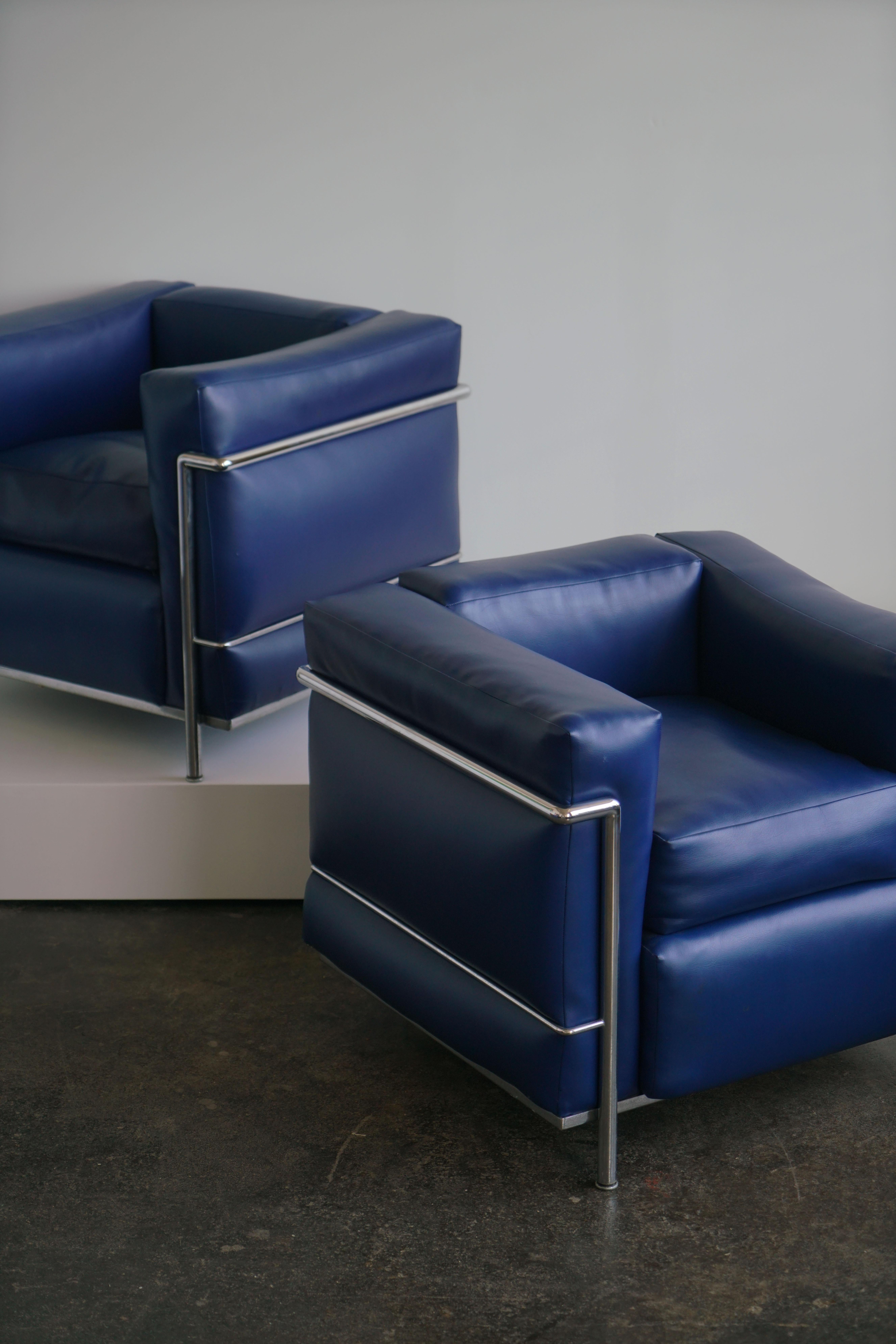 A pair of blue Charlotte Perriand, Pierre Jeanneret and Le Corbusier LC2 Lounge chairs for Cassina, 1960’s.


Manufacturers paper label to underside, and “Le Corbusier” impressed stamp on chrome-plated steel frame.

Measures: H 26 x W 29 3/4 x