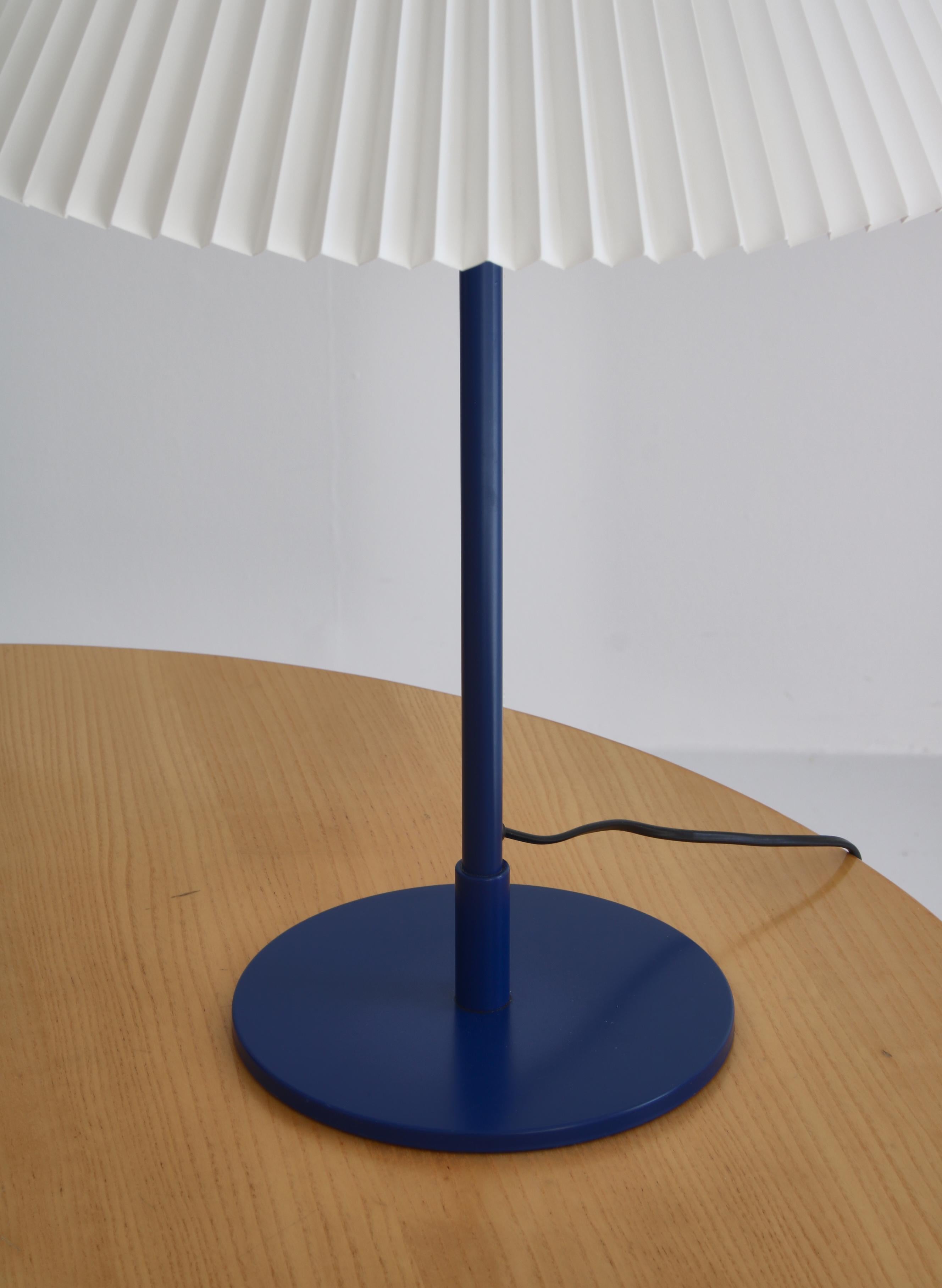 Scandinave moderne Paire de lampes de bureau Le Klint bleues « Modèle 373 » de Flemming Agger, 1970 en vente