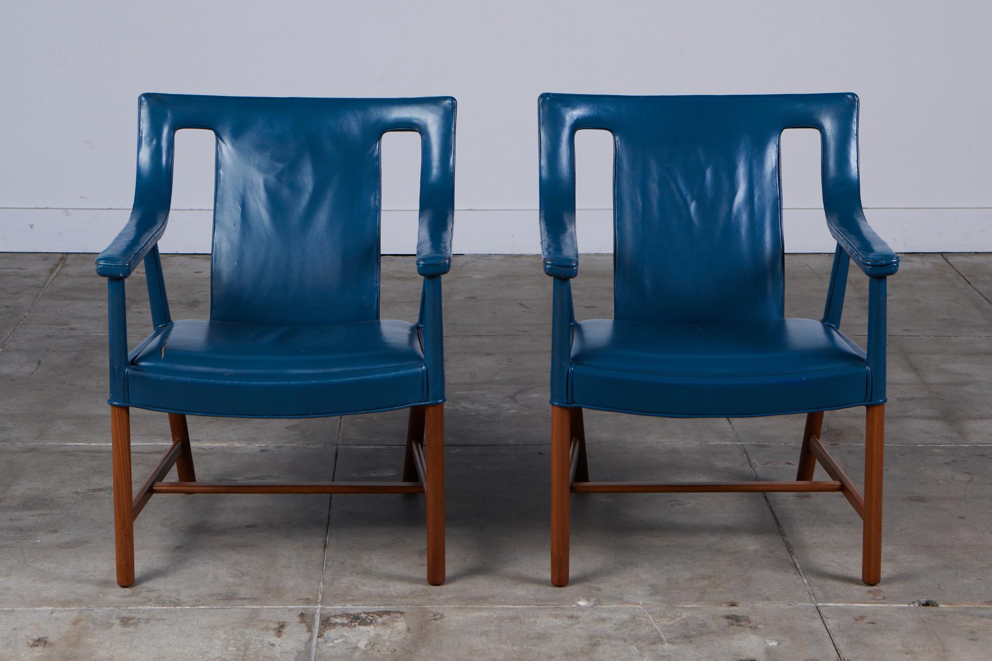 Mid-Century Modern Pair of Blue Leather Lounge Chairs by Ejner Larsen & Aksel Bender Madsen
