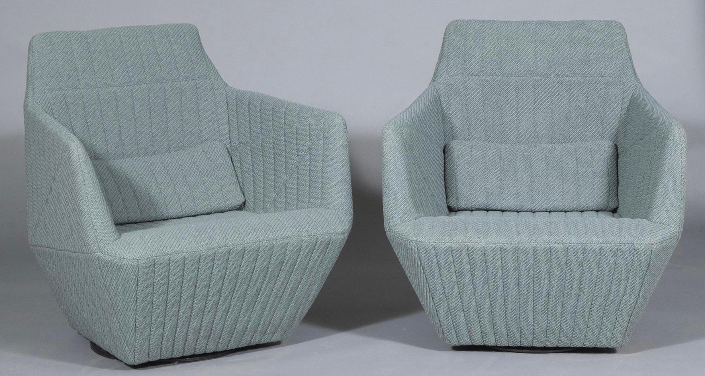 La Portman Gallery a le plaisir de proposer deux chaises pivotantes Facett de R & E Bouroullec pour Ligne Roset.  C'est l'équivalent pour les chaises du travail de Phoebe Philo pour Chloé au début du siècle.   Conçus en 2000, ils commencent
