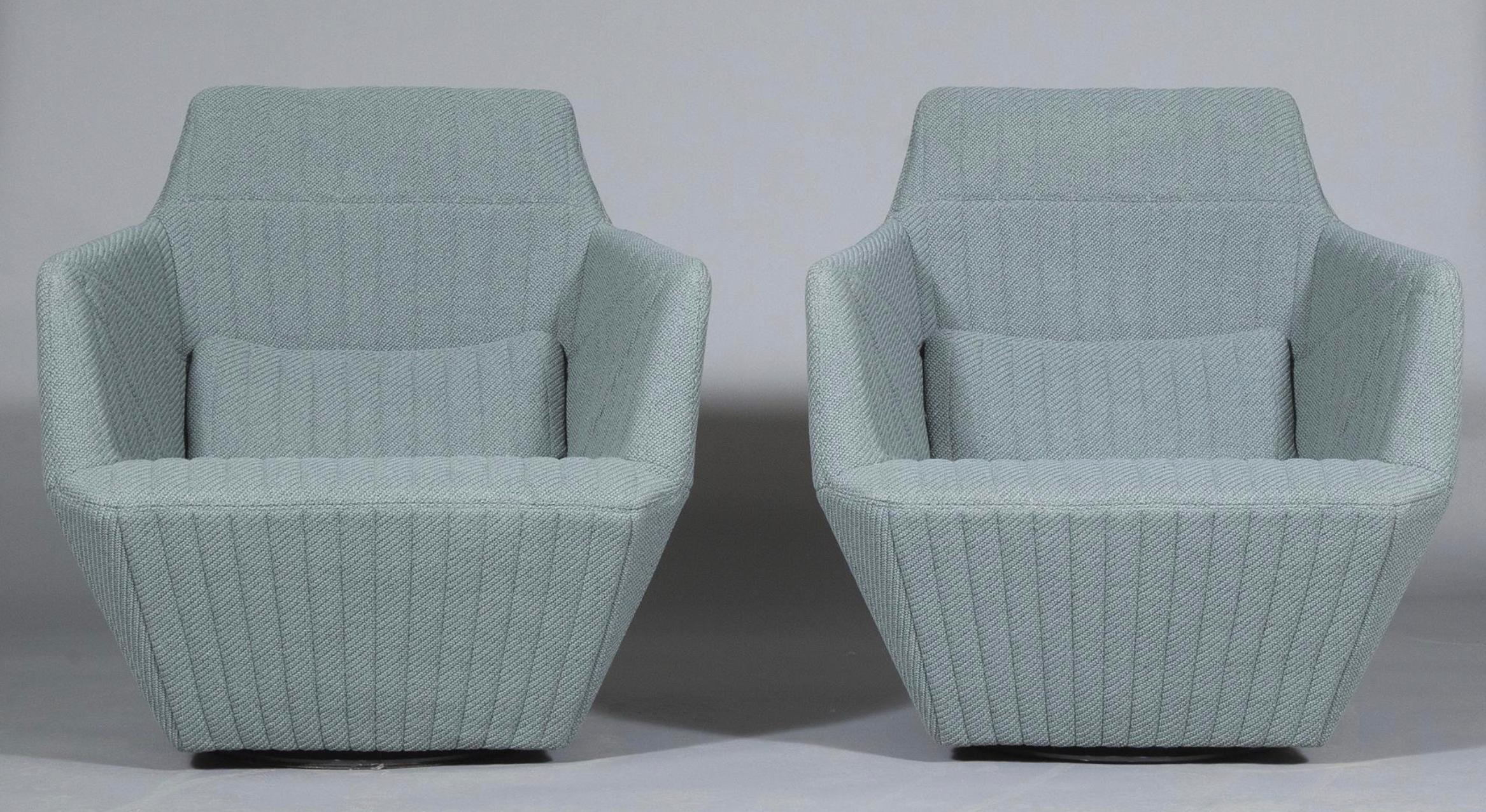 Paire de chaises pivotantes bleues Ligne Roset Facett par Ronan et Erwan Bouroullec  Bon état - En vente à Brooklyn, NY