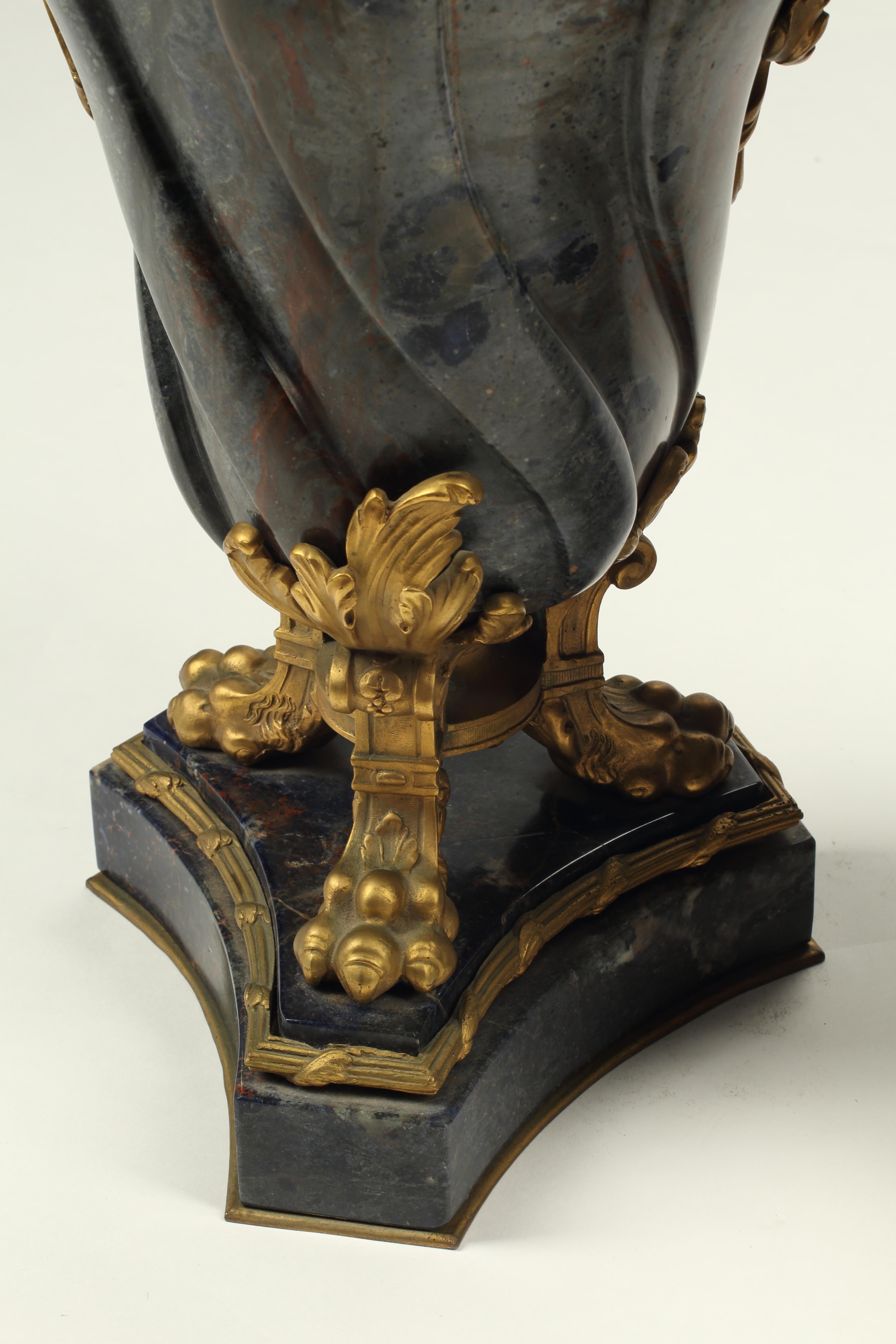 Francese Coppia di urne in marmo blu con supporti in bronzo ormeggiato, XIX secolo, Francia in vendita