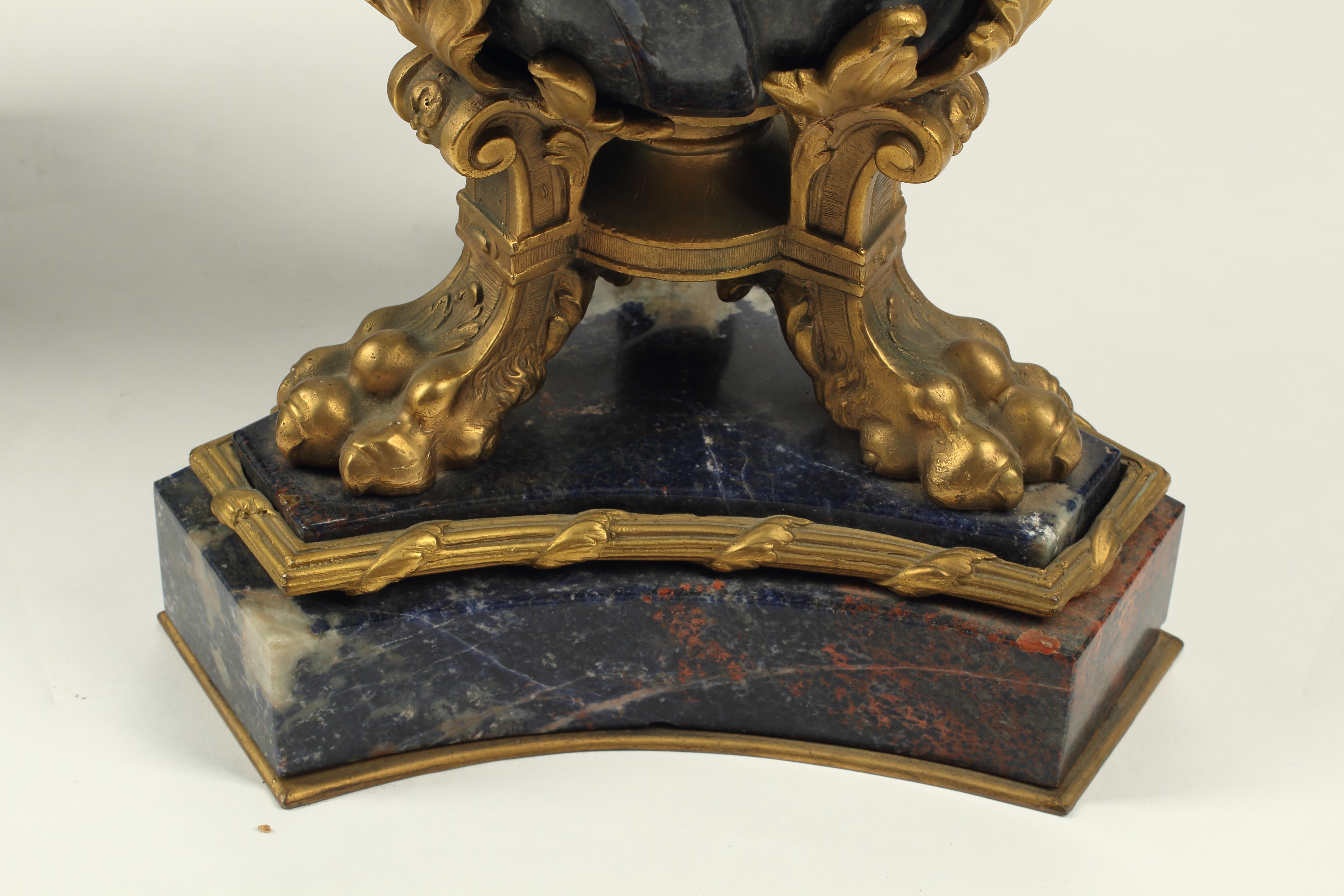 Bronzo Coppia di urne in marmo blu con supporti in bronzo ormeggiato, XIX secolo, Francia in vendita