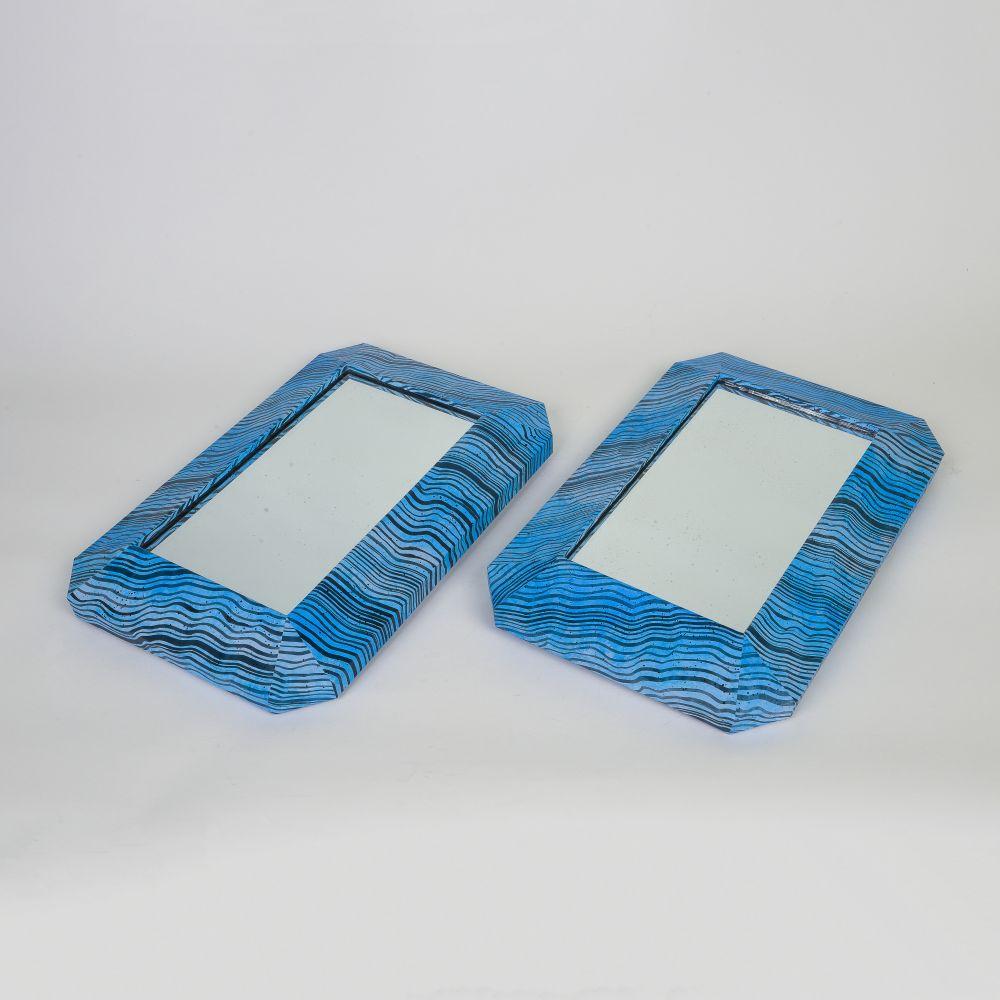 Encres acryliques et à base de gomme-laque sur papier Ingres avec miroir vintage
Signé et daté par l'artiste au verso

La paire de miroirs marbrés bleus est de forme rectangulaire, fabriquée à la main, et possède un cadre qui s'éloigne de la surface