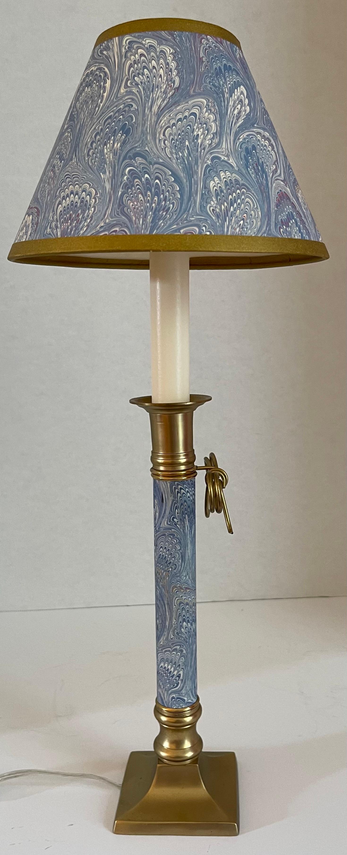 Regency Paire de chandeliers à arc en laiton et papier marbré bleu en vente