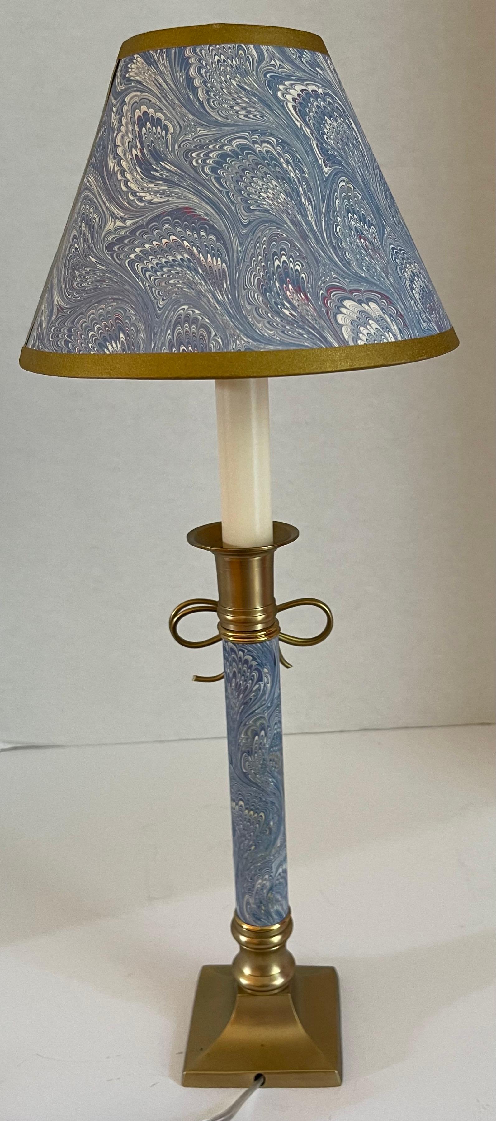Américain Paire de chandeliers à arc en laiton et papier marbré bleu en vente