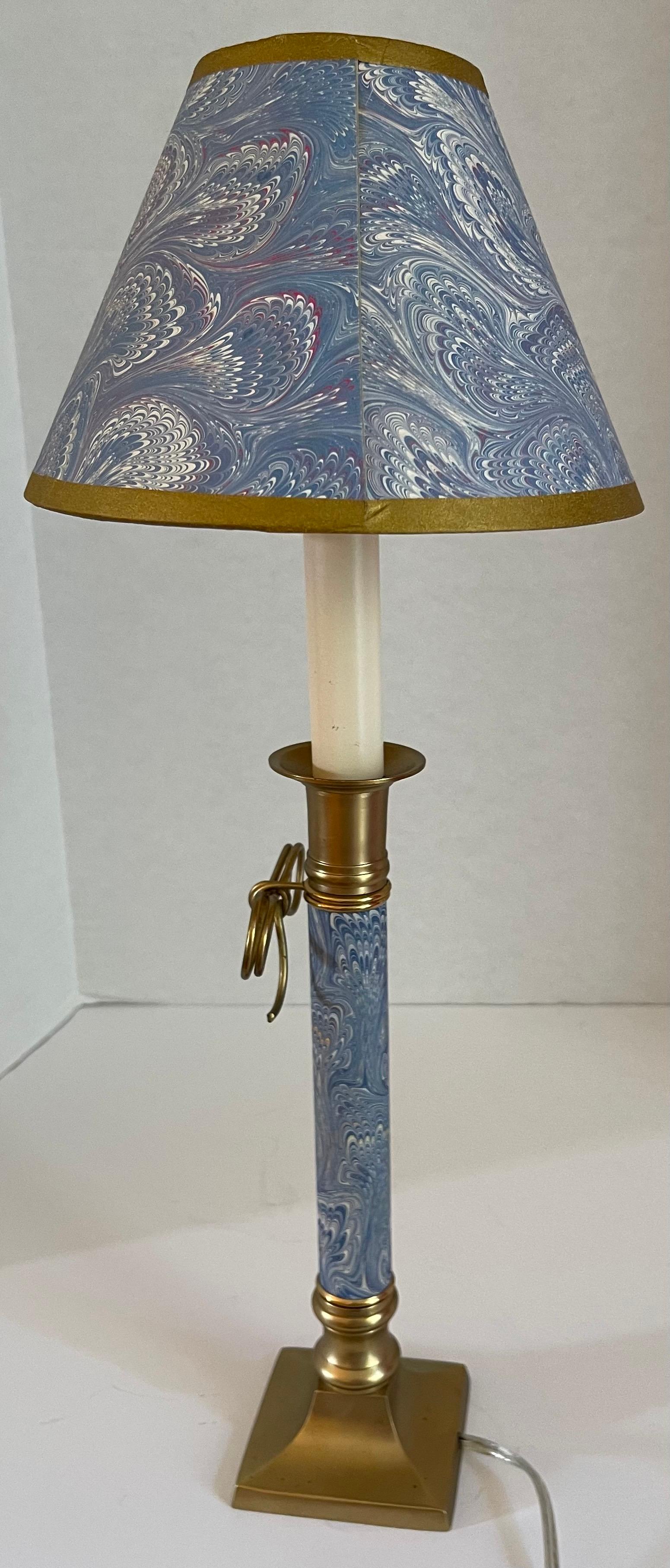 Paire de chandeliers à arc en laiton et papier marbré bleu Bon état - En vente à Stamford, CT