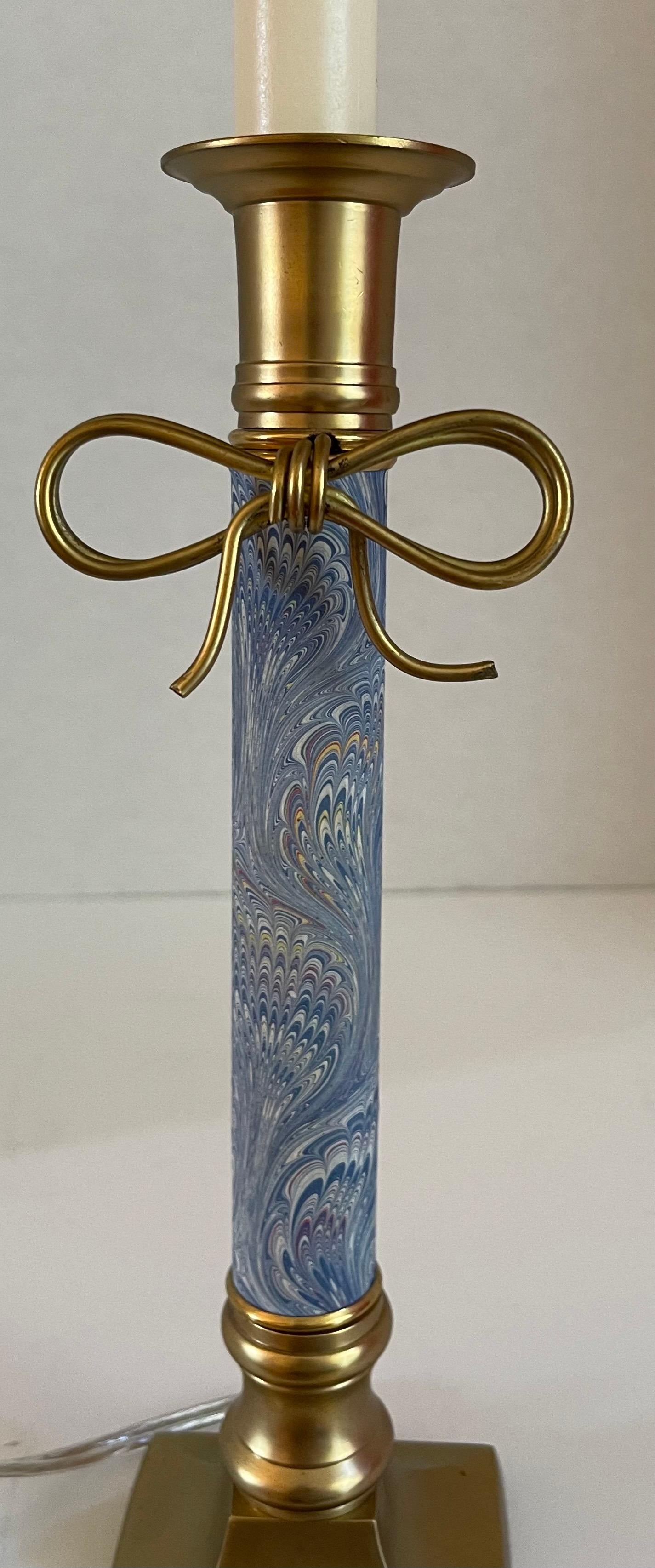 Fin du 20e siècle Paire de chandeliers à arc en laiton et papier marbré bleu en vente