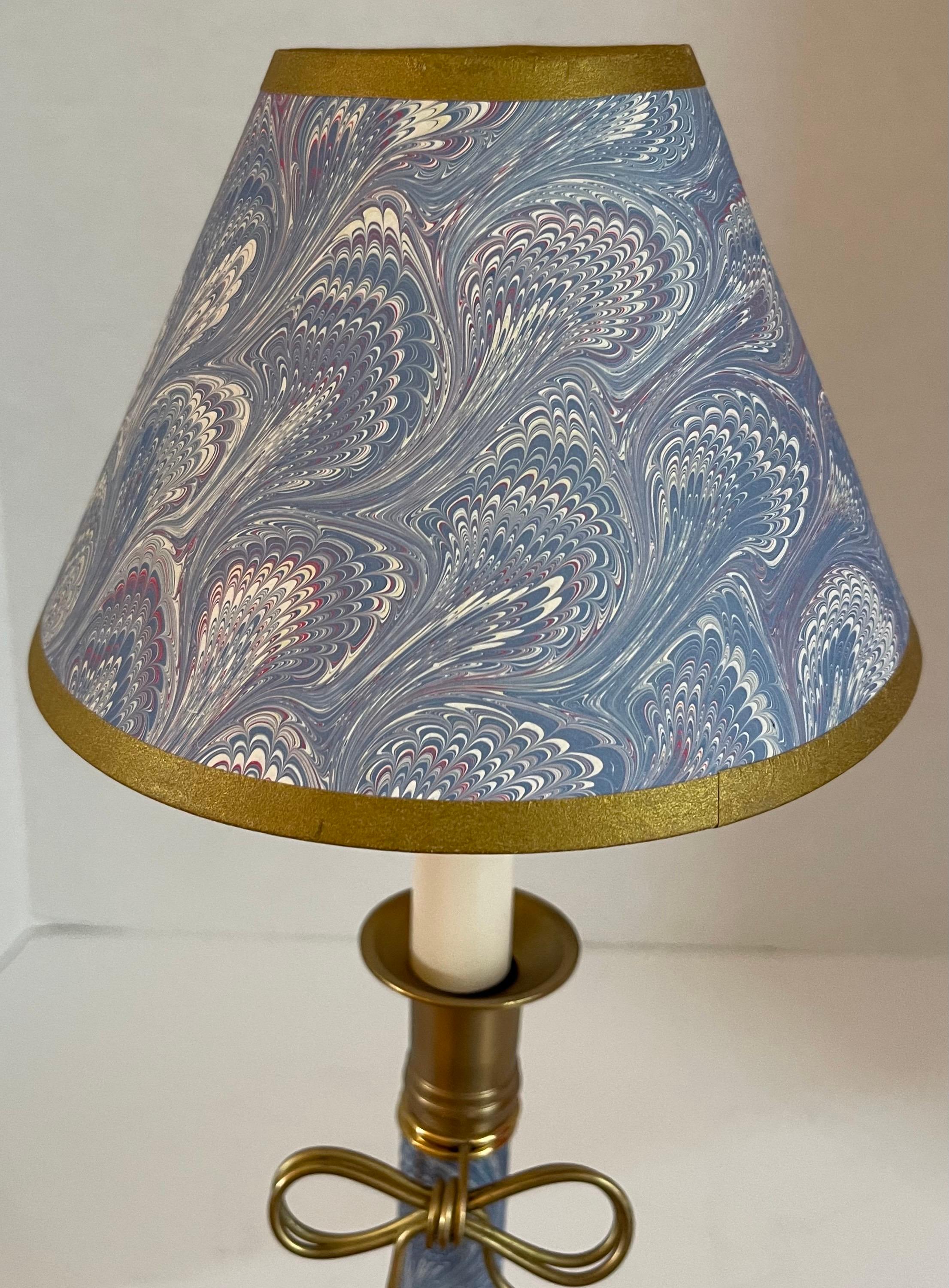Laiton Paire de chandeliers à arc en laiton et papier marbré bleu en vente