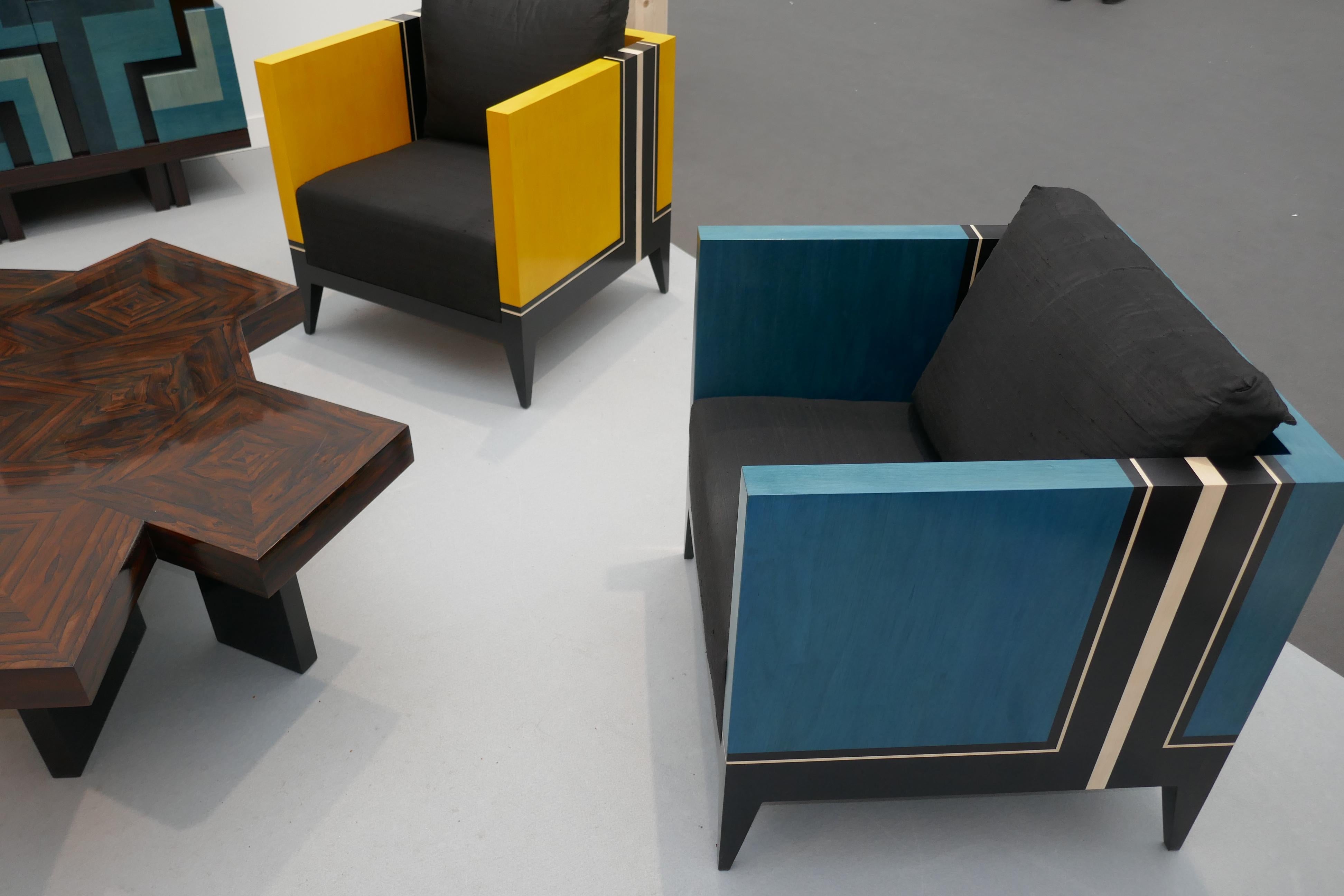Pareja de sillones en marquetería de madera tintada.
La marquetería es de sicomoro tintado y madera de encanto. El ajuste se construye en el armazón y el cojín del respaldo.
Los colores pueden ser personalizados.
No dude en solicitar un presupuesto