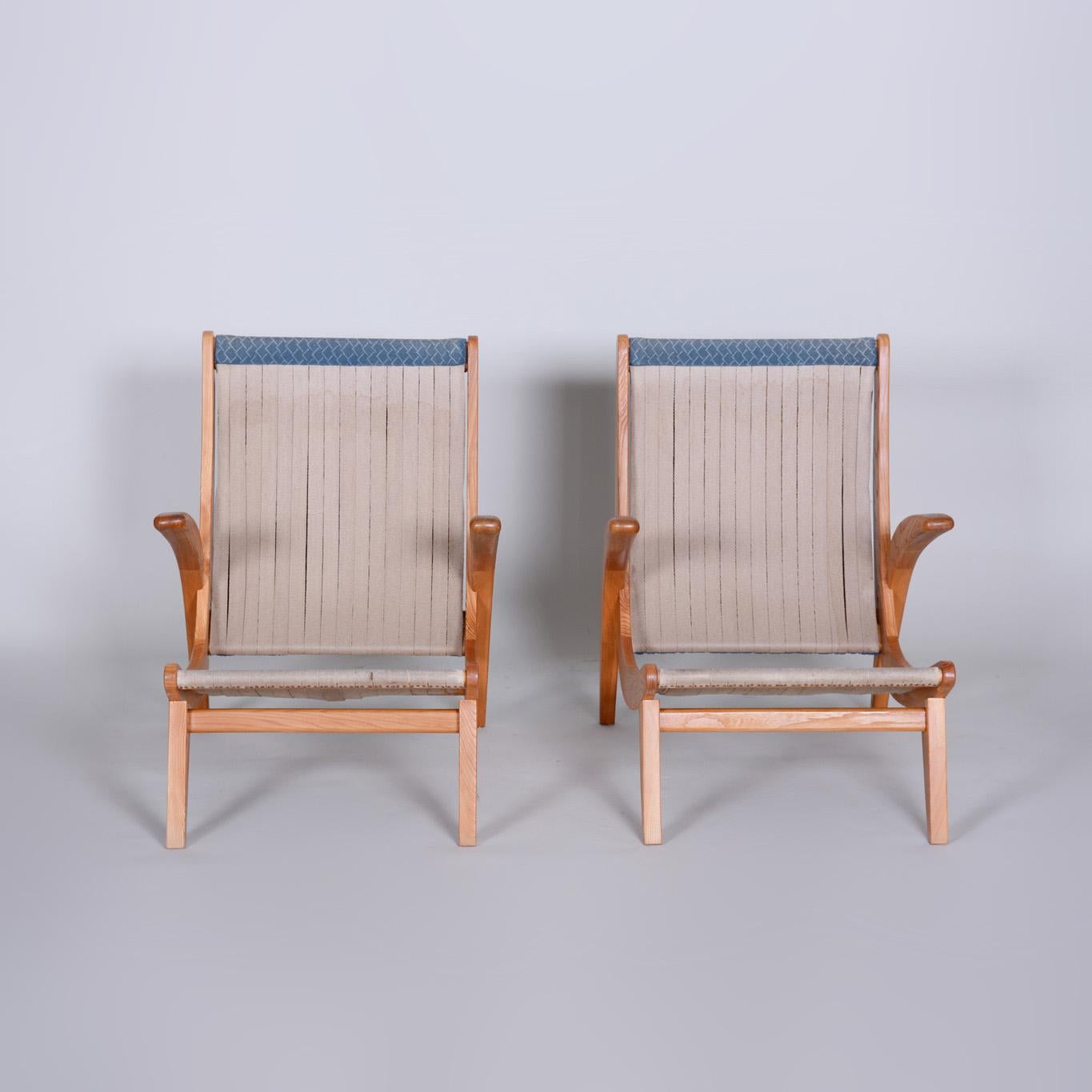 Pair of midcentury armchairs.
Original preserved condition
Source: Czechia
Material: Ash
Period: 1950-1959.





 