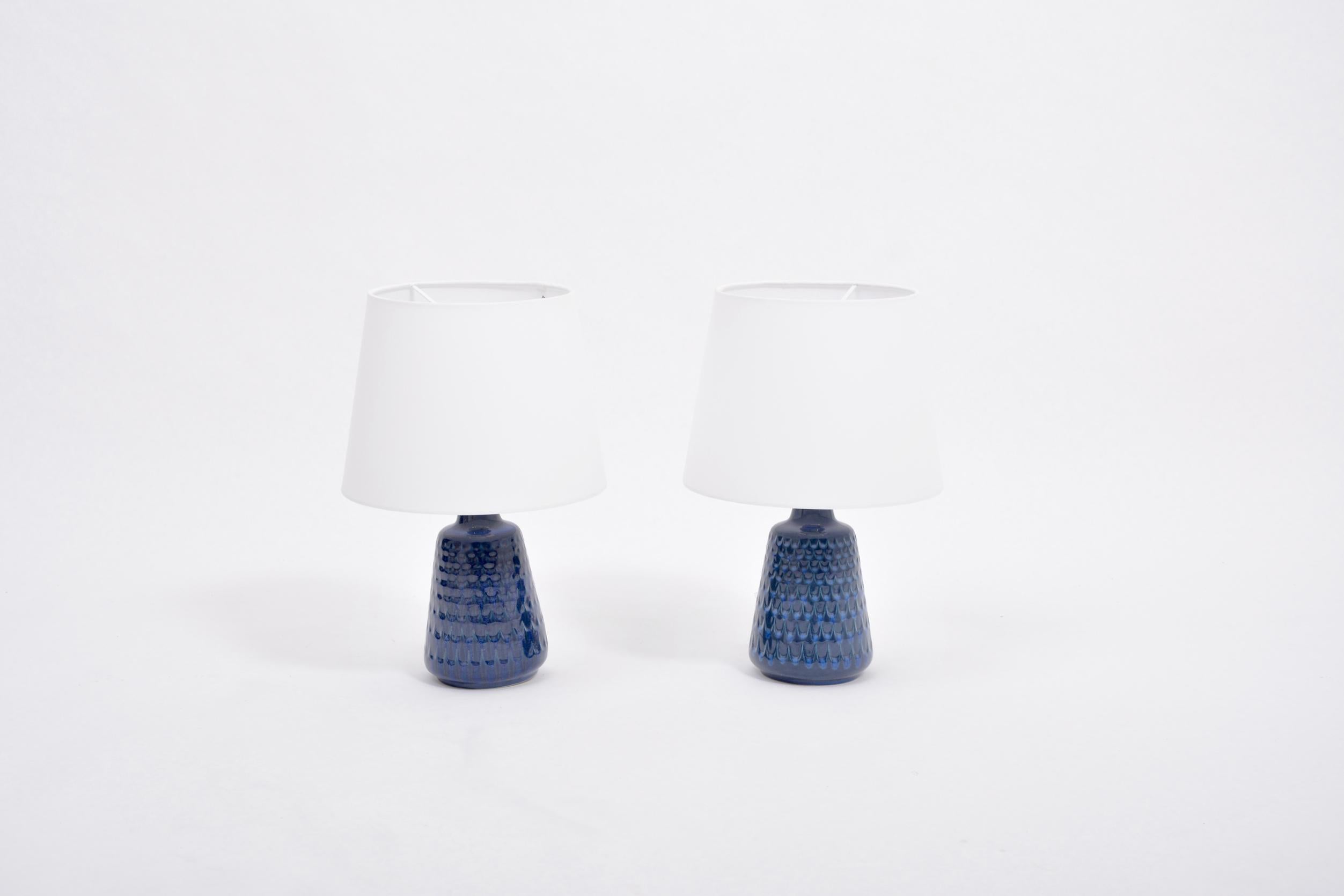 Pair of blue stoneware table lamps model 1019 by Einar Johansen for Søholm

Pair of vintage table lamps made of stoneware with blue ceramic glazing designed by Einar Johansen and produced by Danish company Soholm. This lamp is of the model 1019.