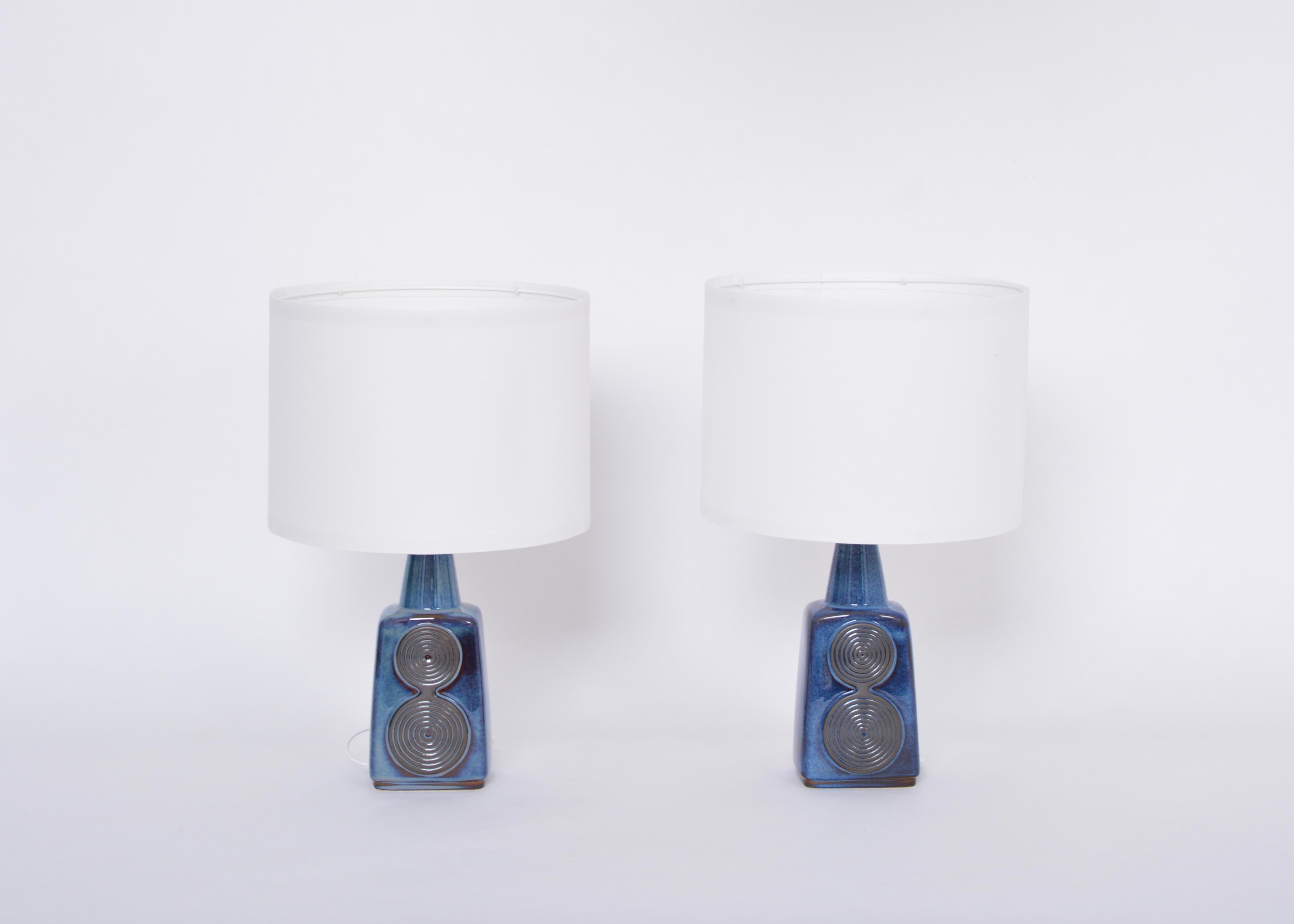Paire de lampes de table bleues modèle 1097 par Einar Johansen pour Soholm

Paire de lampes de table en céramique conçues par Einar Johansen et produites par la société danoise Soholm Stentoj, probablement dans les années 1960. La base de la lampe