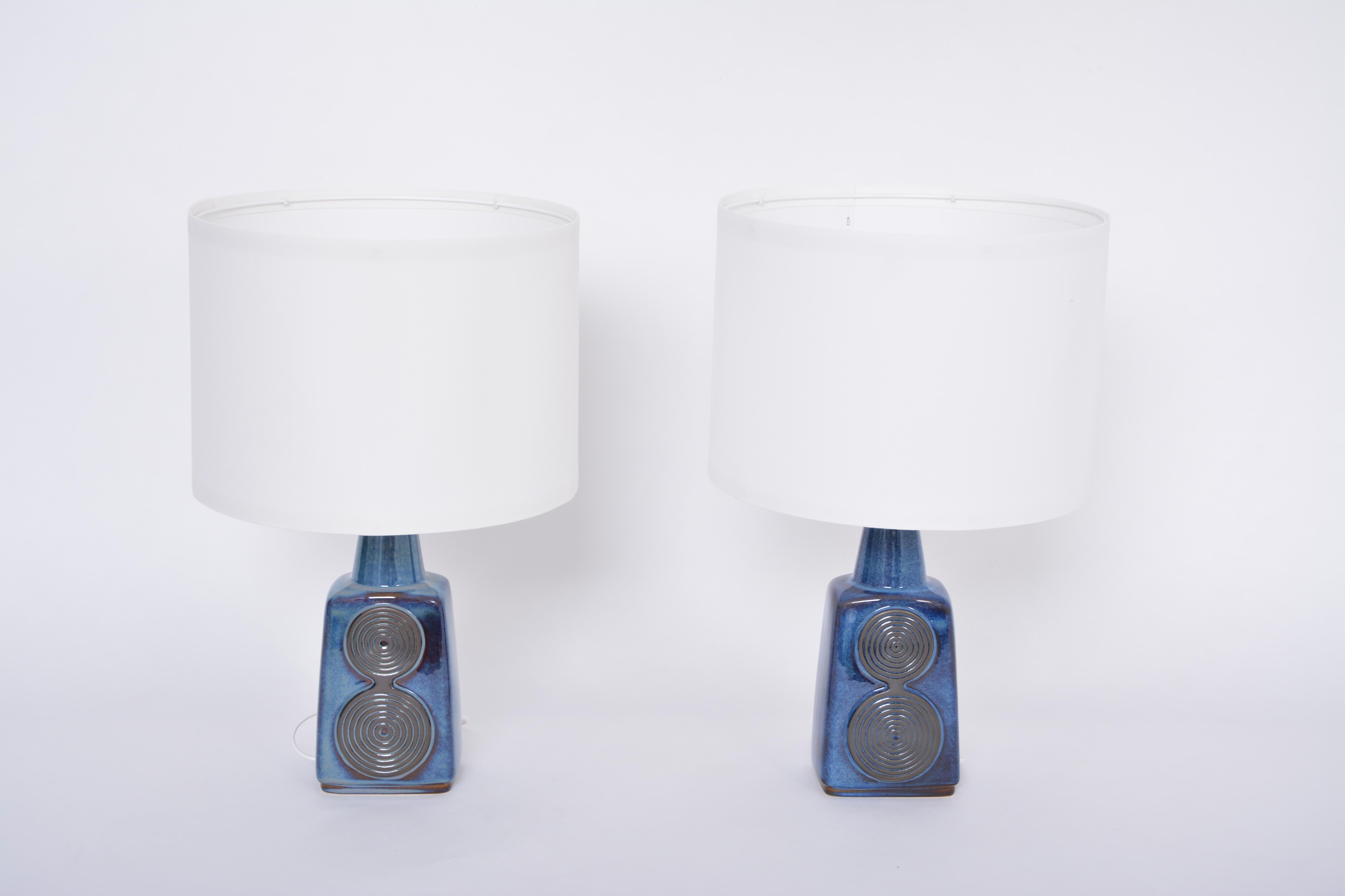 Mid-Century Modern Paire de lampes de table bleues du milieu du siècle modèle 1097 par Einar Johansen pour Soholm en vente