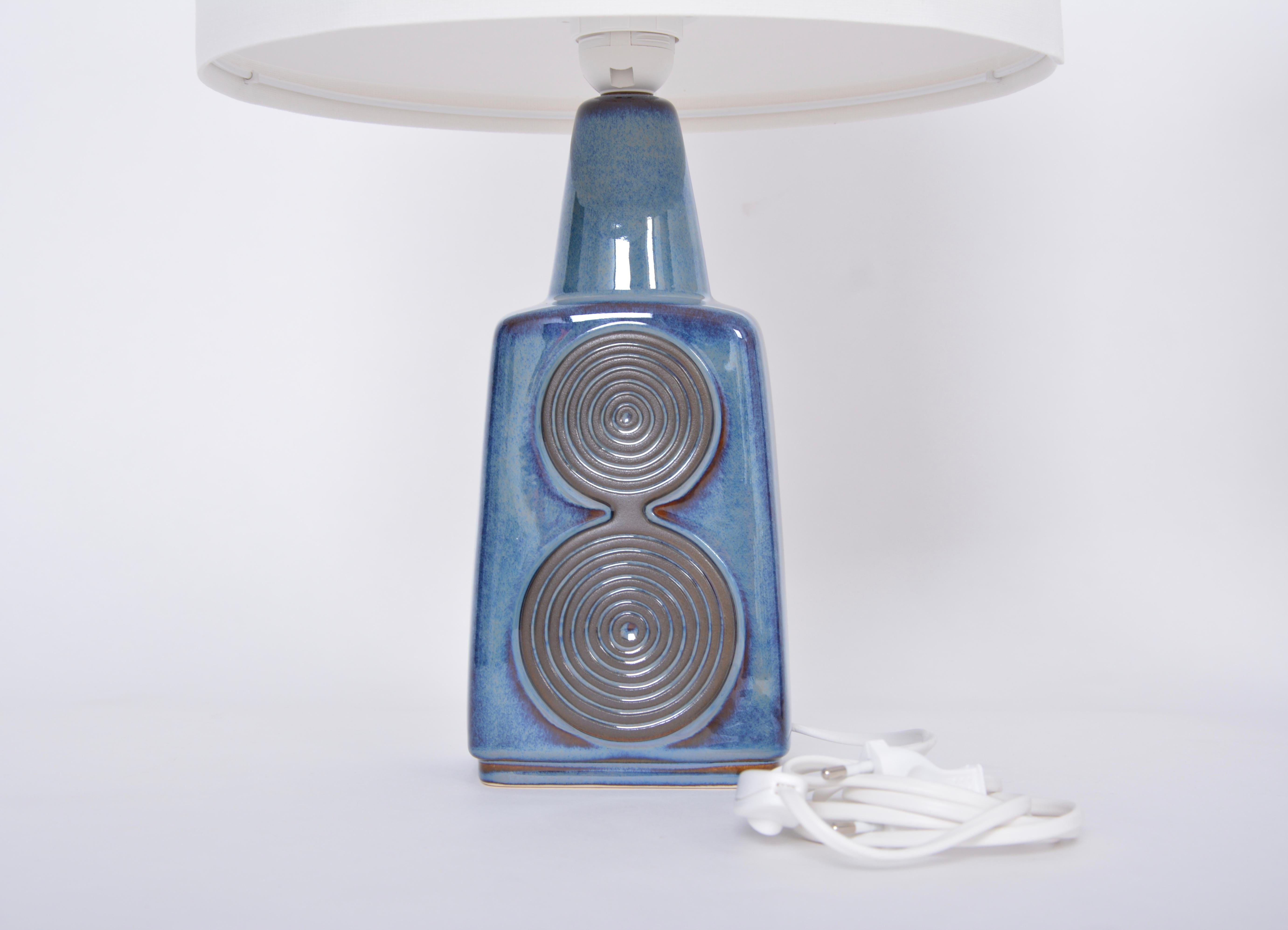 20ième siècle Paire de lampes de table bleues du milieu du siècle modèle 1097 par Einar Johansen pour Soholm en vente