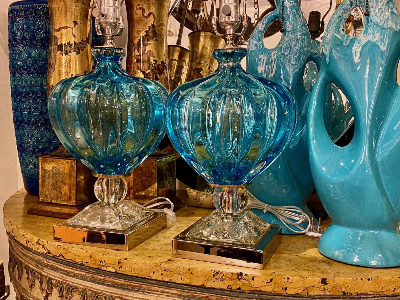 Buriné Paire de lampes bleues en verre de Murano en vente