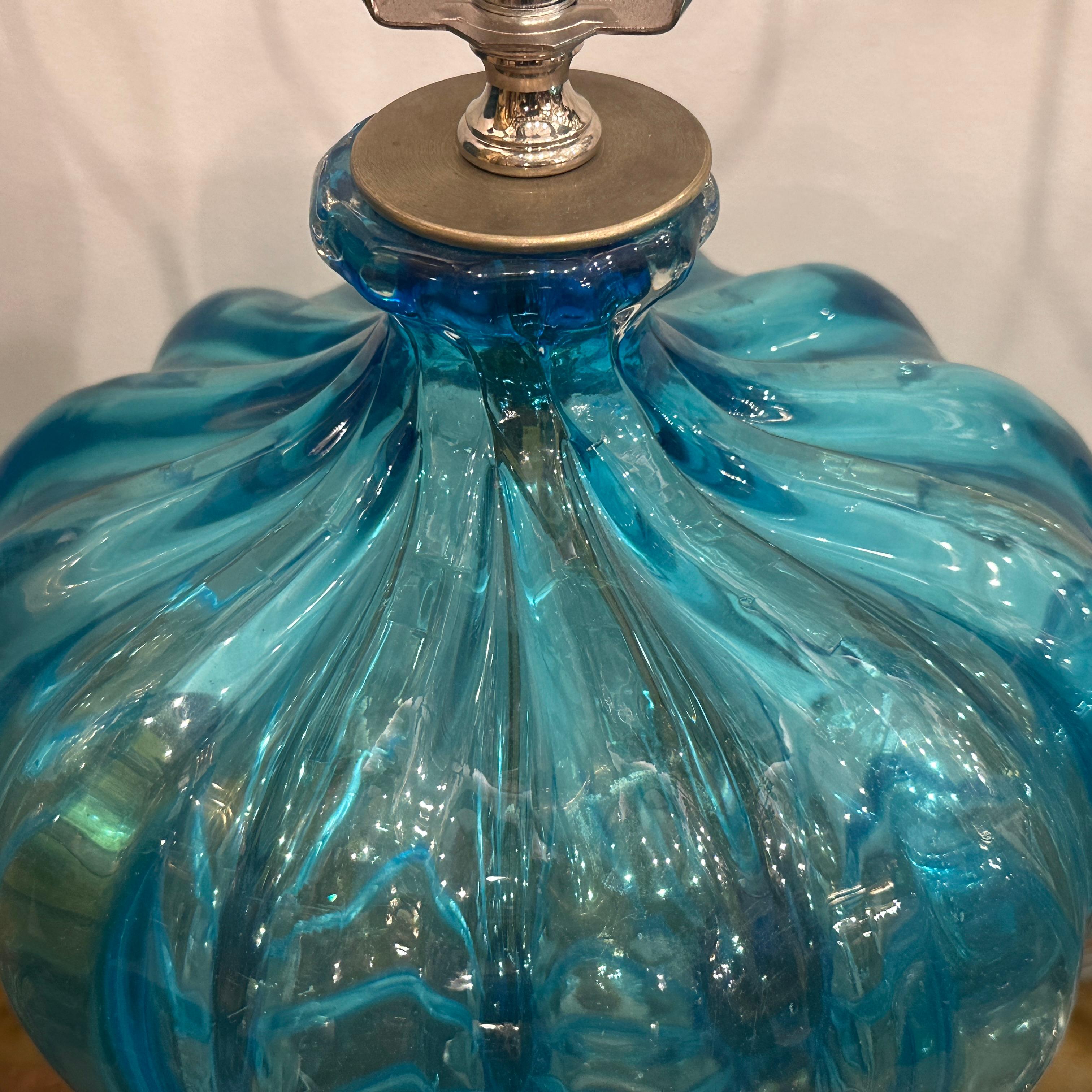 Vetro soffiato Coppia di lampade in vetro di Murano blu in vendita