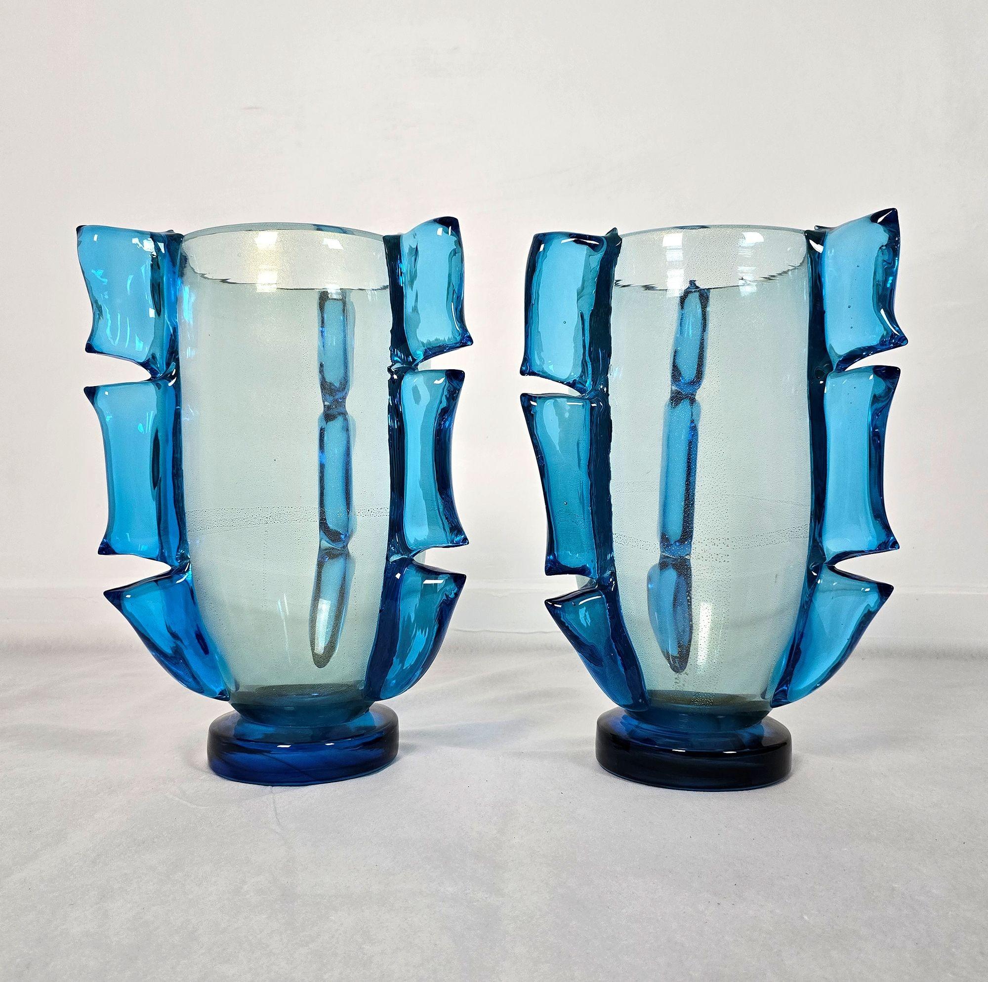 Coppia di grandi vasi in vetro di Murano della metà del secolo scorso, firmati Costantini. Italia anni '80.
I vasi hanno un prezzo e sono venduti in coppia.
I grandi vasi italiani sono realizzati a mano in uno spesso vetro di Murano.
La base è in