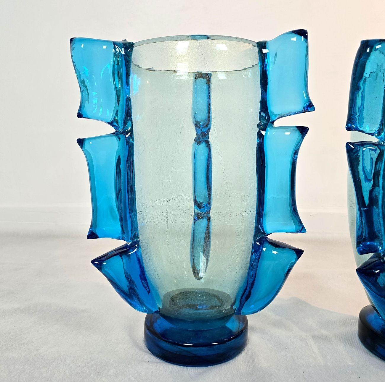 Italiano Coppia di vasi in vetro di Murano blu in vendita