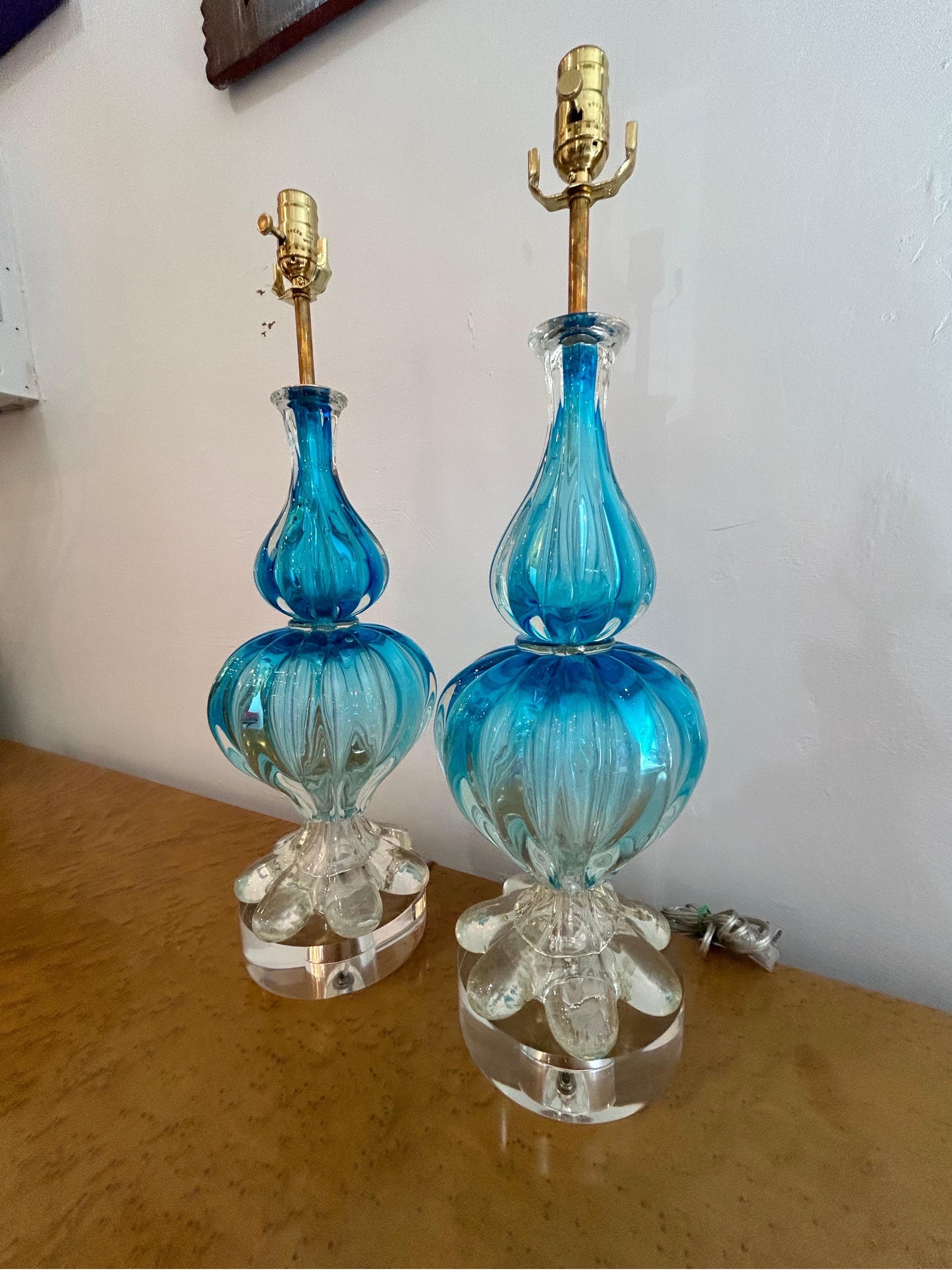 Lampade di Murano blu di Seguso con colori che sfumano dal chiaro al blu... recentemente pulite, ricablate e posizionate su grandi basi di lucite... l'altezza della presa è di 26 pollici e il diametro di 7,5 pollici