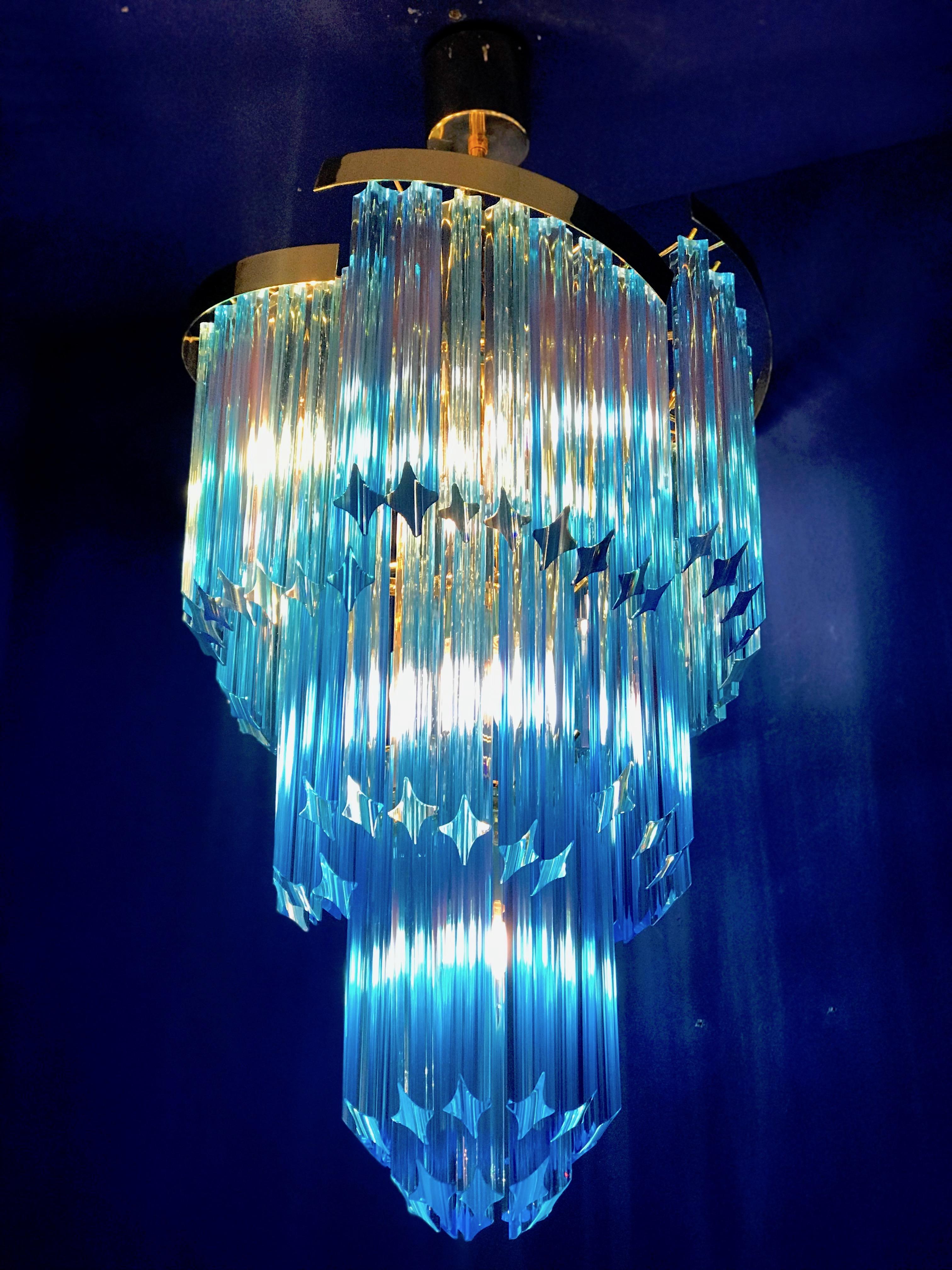 Blauer himmlischer Murano-Kronleuchter aus Quadriedri-Kristallprisma mit goldenem Metallrahmen.
Zeitraum: 1980s
E 14 Lampenfassungen, die für das amerikanische Stromnetz geeignet sind.
Perfekter Zustand und voll funktionsfähig.
Zwei Paare